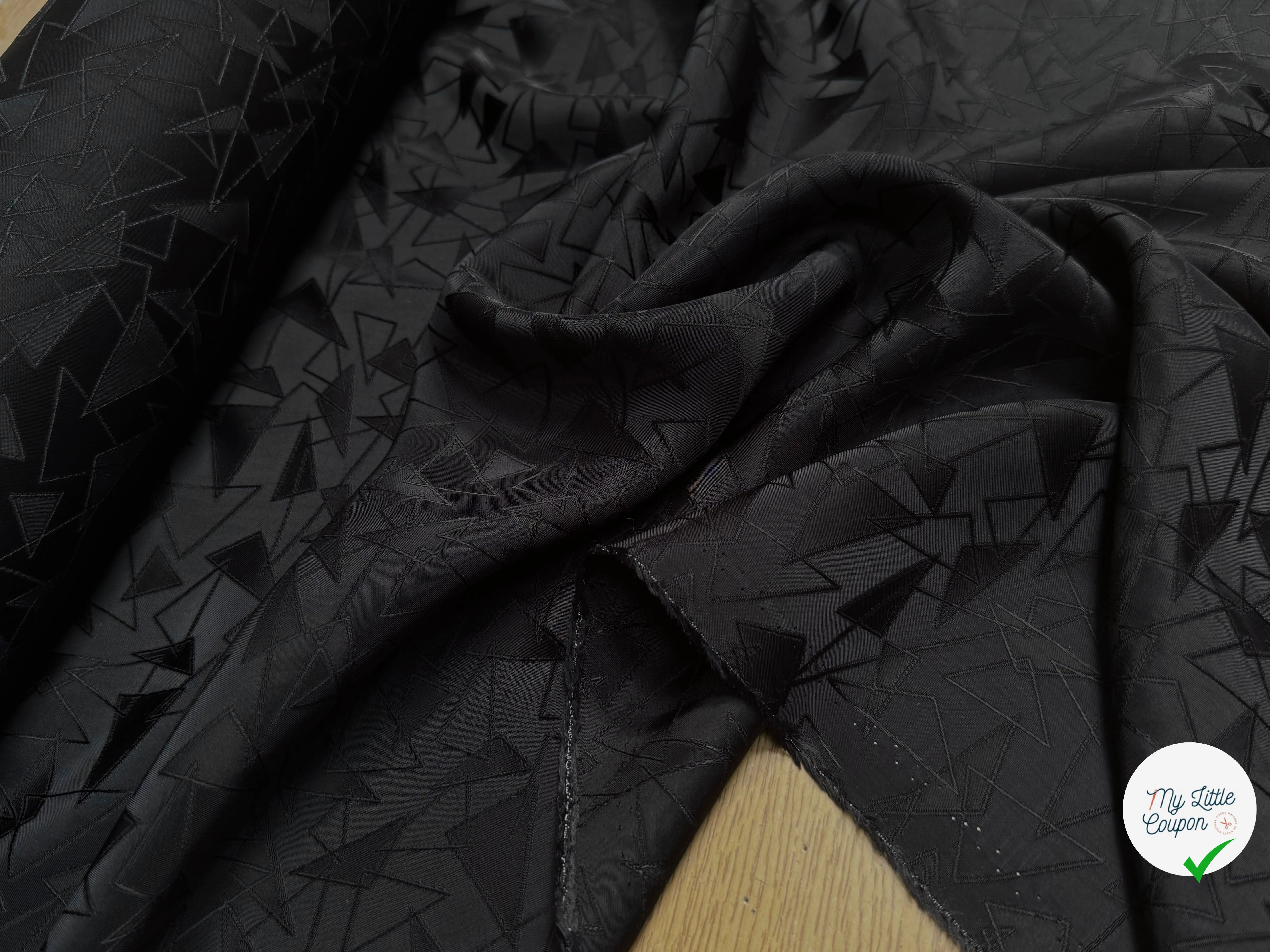 DOUBLURE JACQUARD SATIN LOURD 100% VISCOSE MOTIFS TRIANGULAIRES NOIRS - My Little Coupon