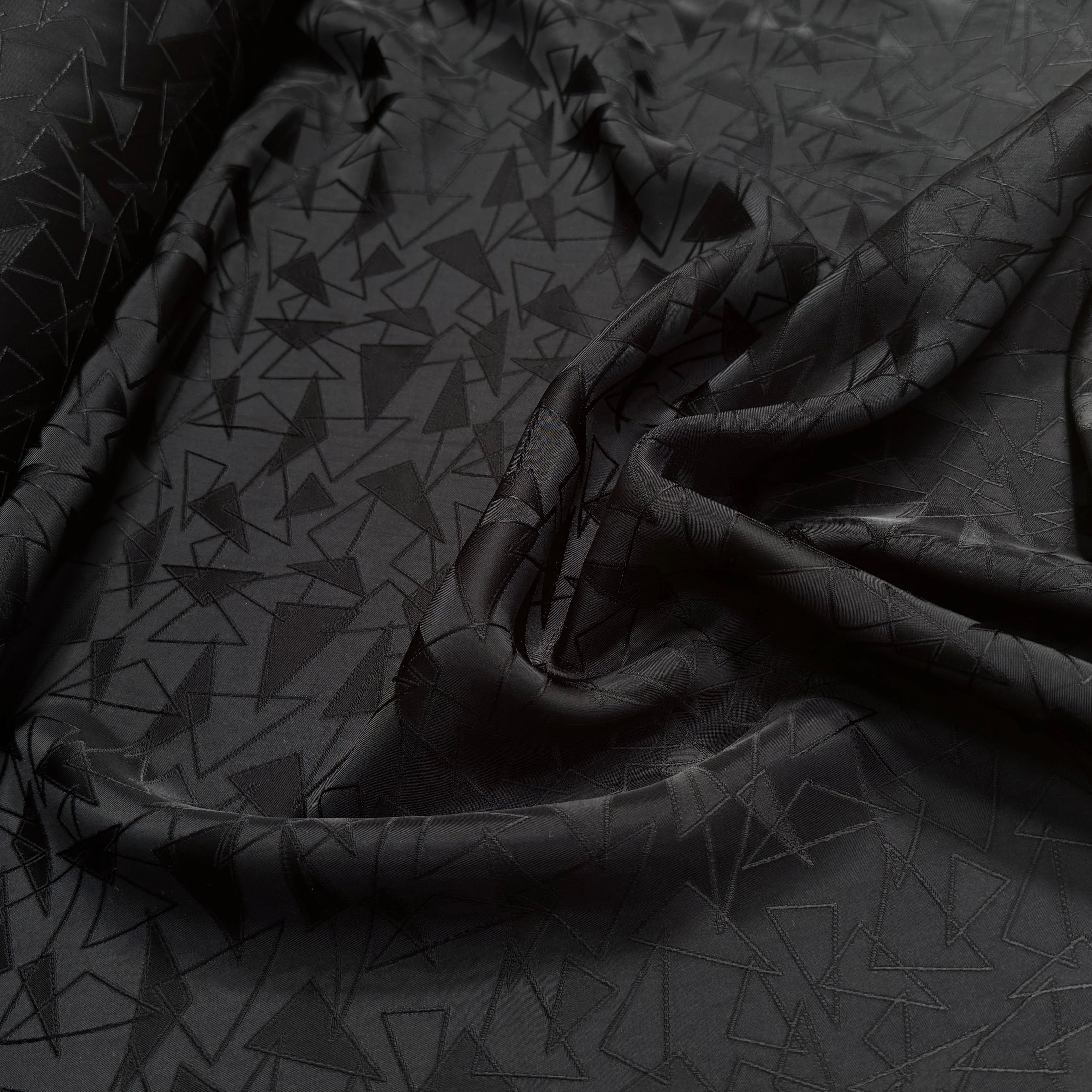 DOUBLURE JACQUARD SATIN LOURD 100% VISCOSE MOTIFS TRIANGULAIRES NOIRS - My Little Coupon
