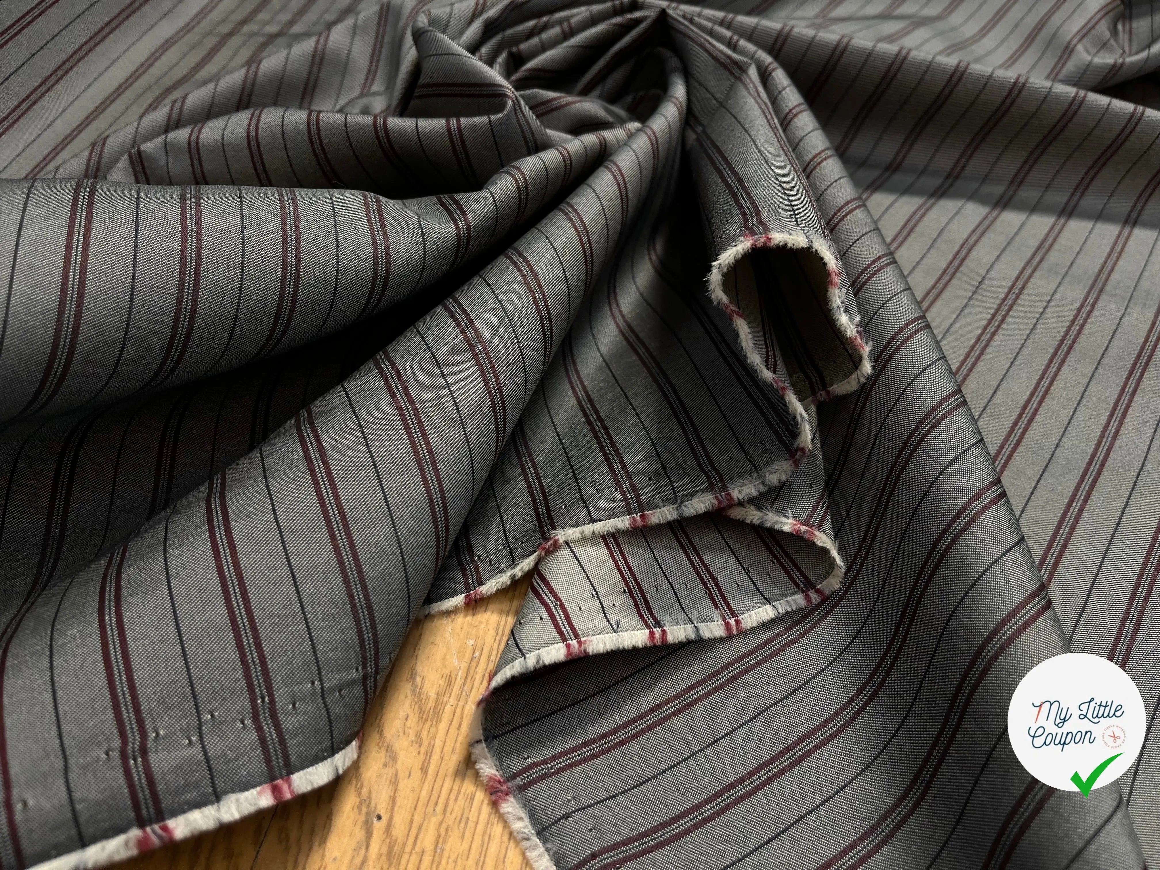 DOUBLURE SERGÉE MIGNONNETTE RAYÉE FOND MÉTAL BORDEAUX - My Little Coupon