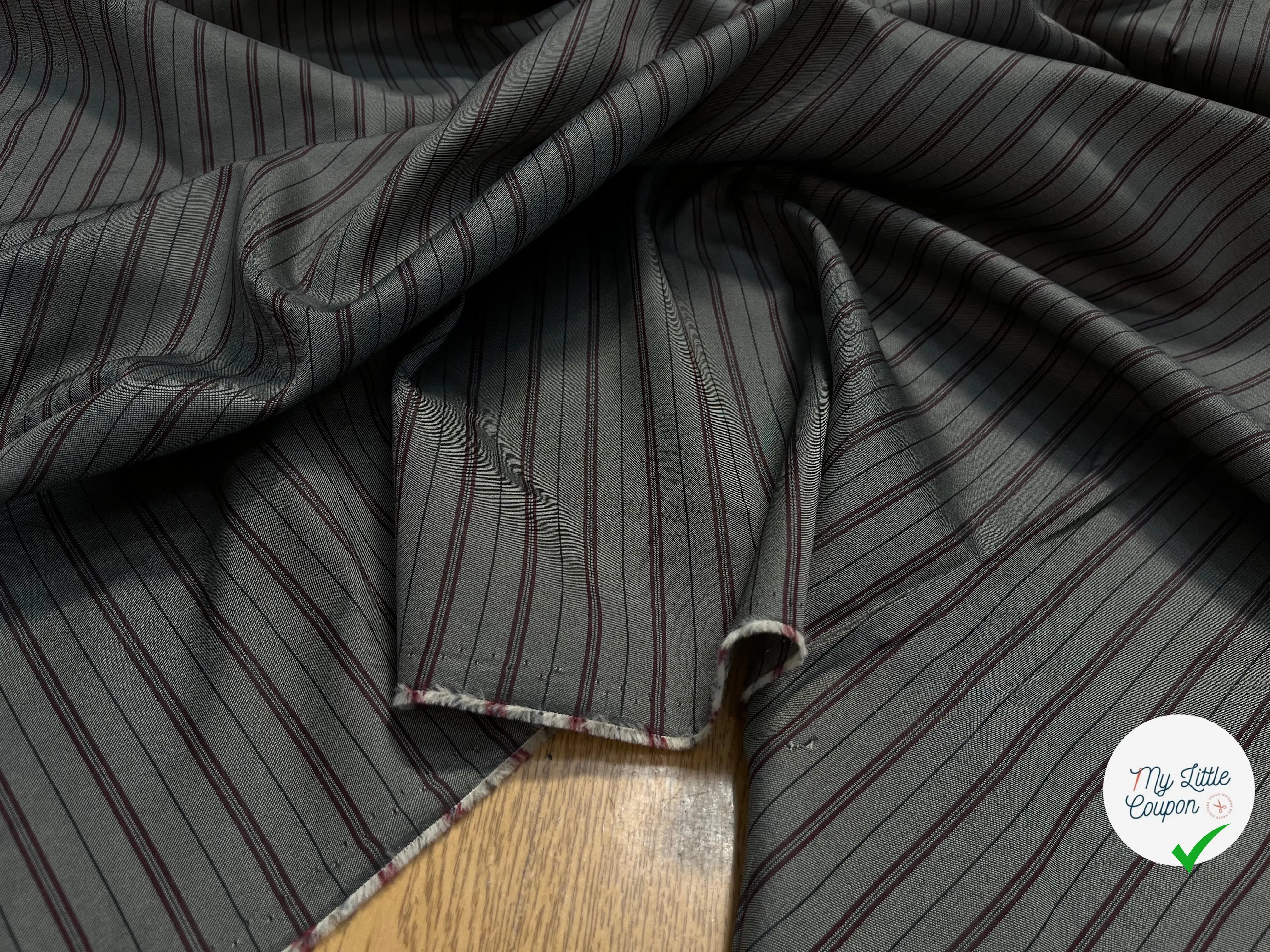 DOUBLURE SERGÉE MIGNONNETTE RAYÉE FOND MÉTAL BORDEAUX - My Little Coupon