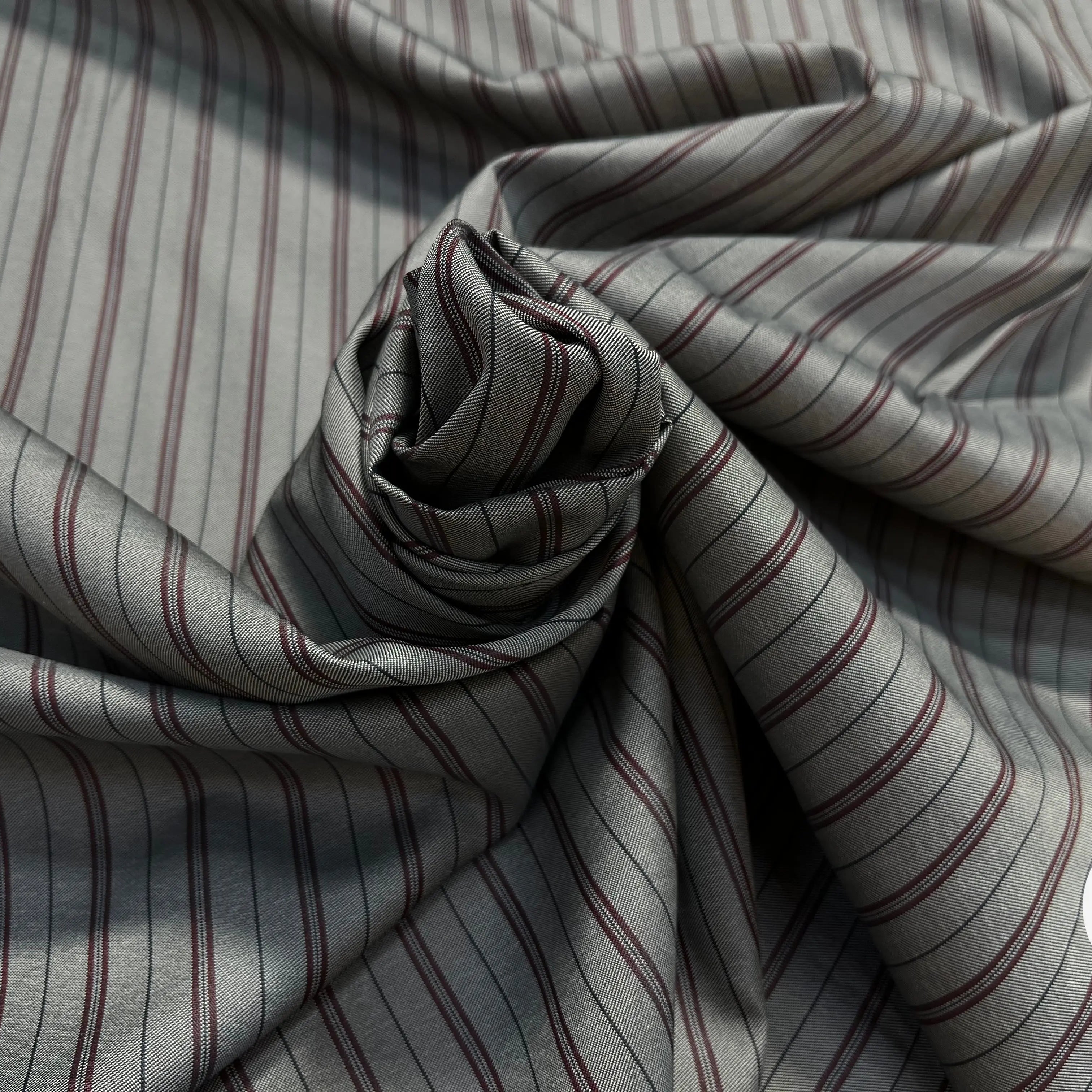 DOUBLURE SERGÉE MIGNONNETTE RAYÉE FOND MÉTAL BORDEAUX - My Little Coupon