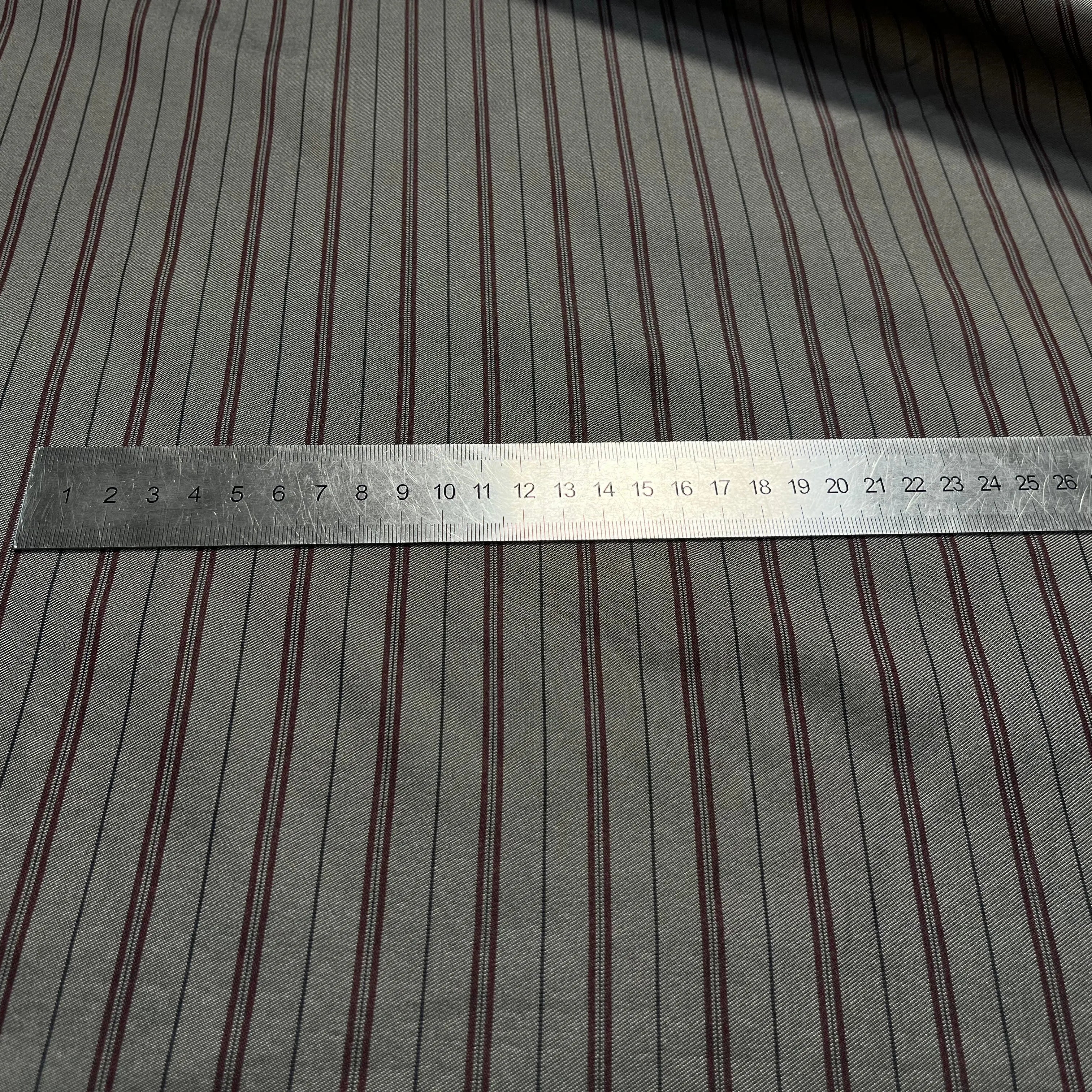 DOUBLURE SERGÉE MIGNONNETTE RAYÉE FOND MÉTAL BORDEAUX - My Little Coupon