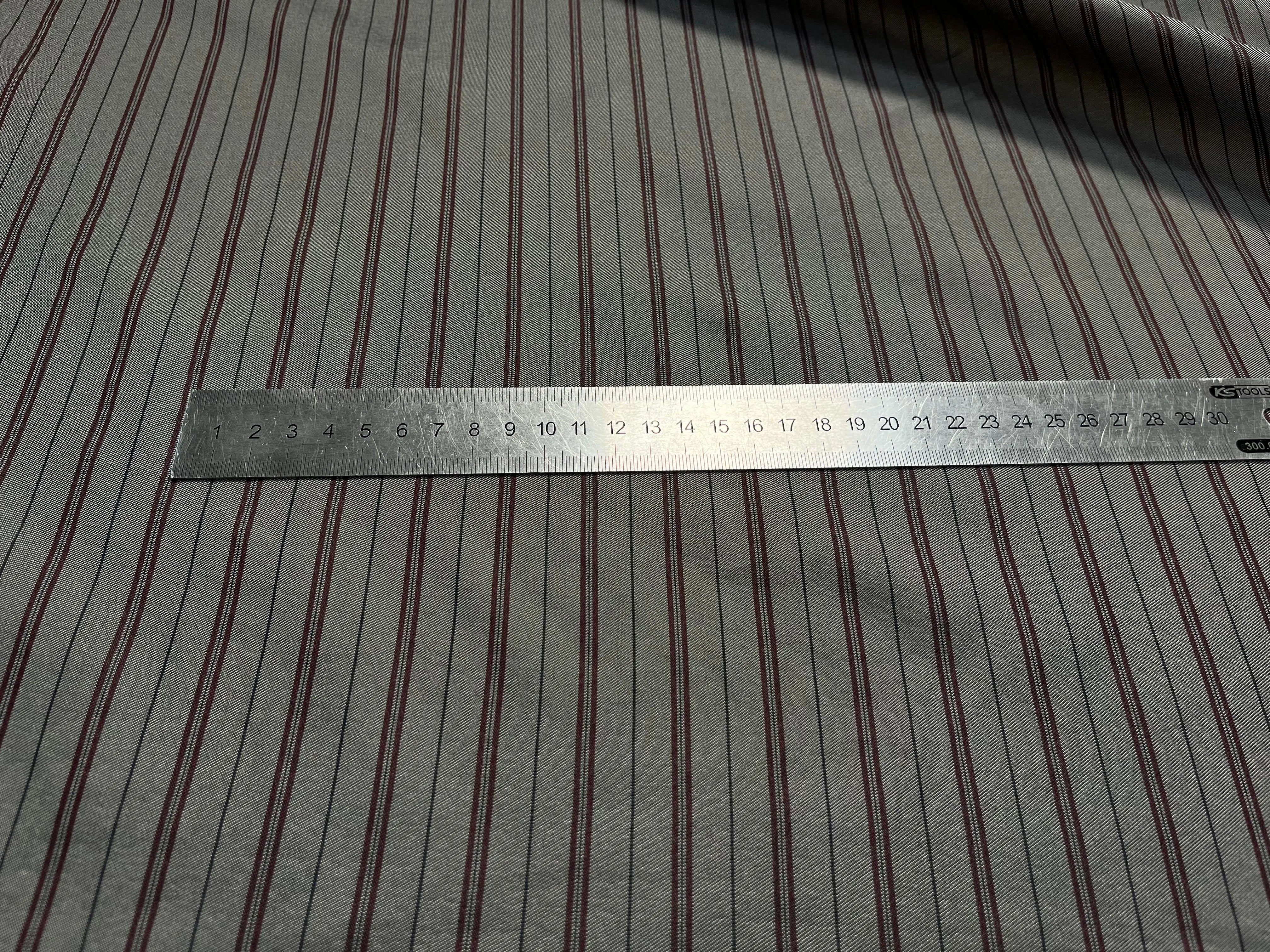 DOUBLURE SERGÉE MIGNONNETTE RAYÉE FOND MÉTAL BORDEAUX - My Little Coupon