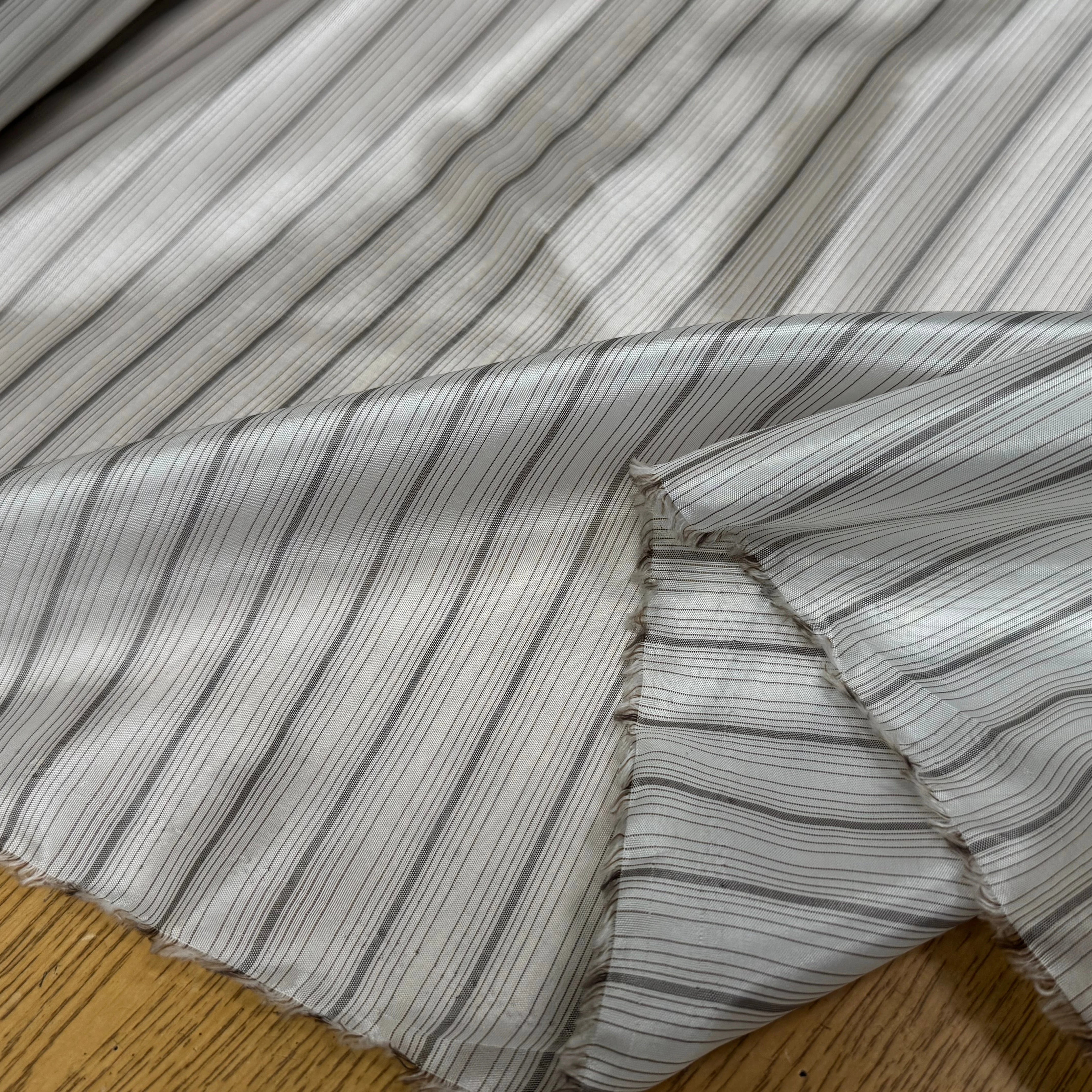 DOUBLURE VISCOSE BLANC CASSÉ À RAYURES GRISE CHIC - My Little Coupon