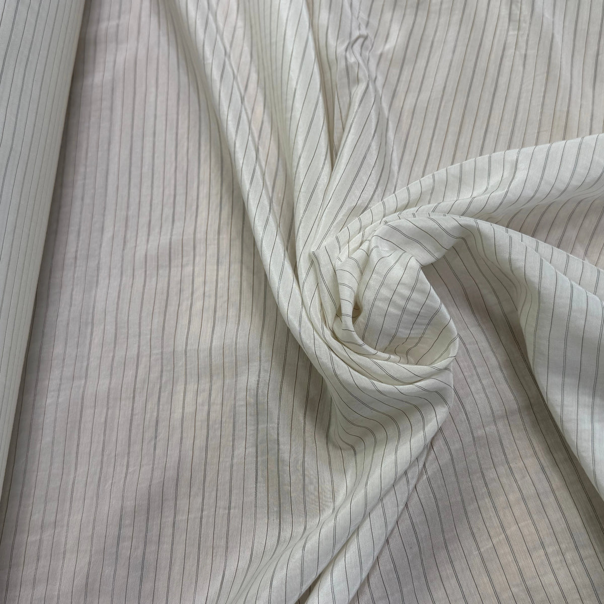 DOUBLURE VISCOSE LÉGÈREMENT SATINÉE ÉCRUE À RAYURES GRISES 100% VISCOSE - My Little Coupon