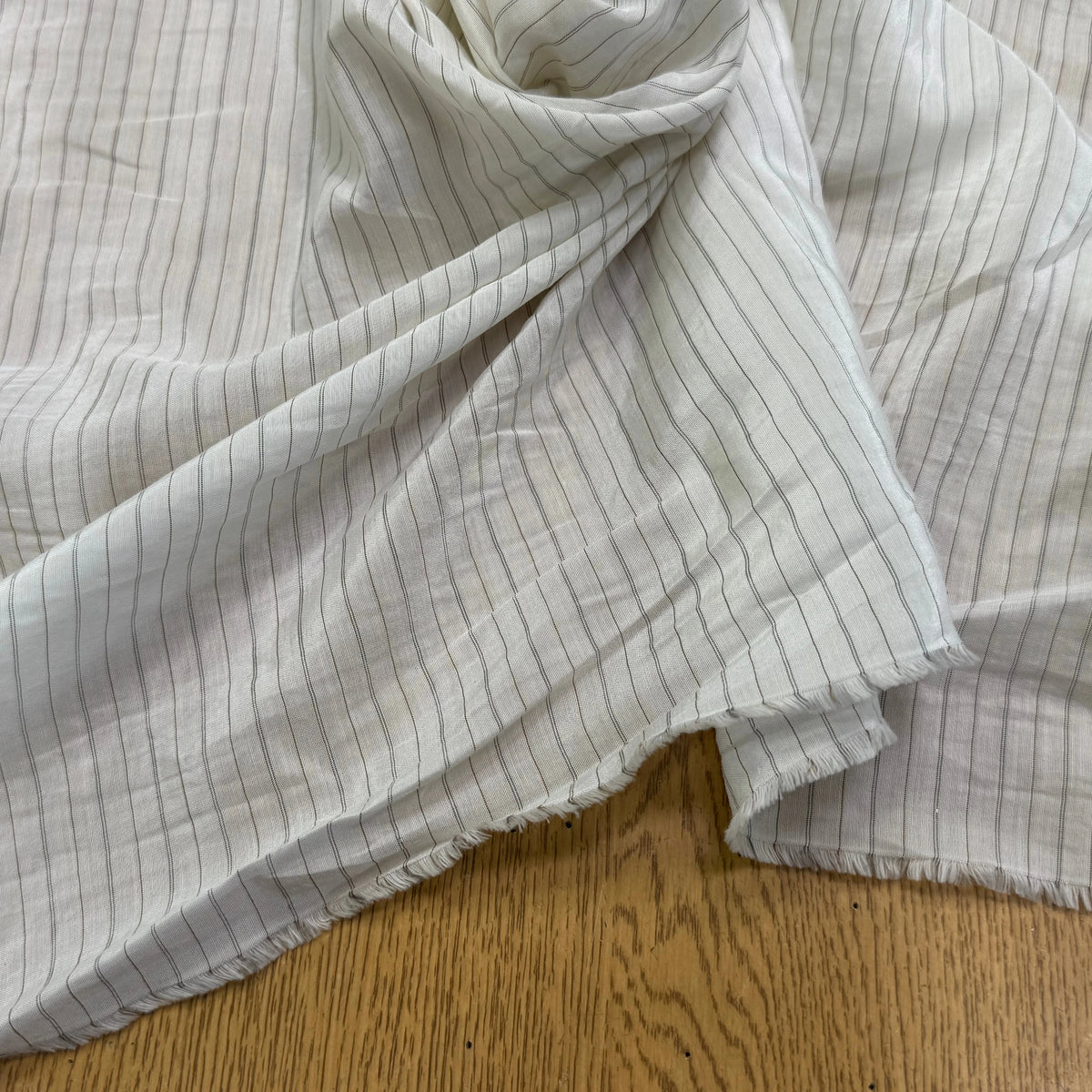 DOUBLURE VISCOSE LÉGÈREMENT SATINÉE ÉCRUE À RAYURES GRISES 100% VISCOSE - My Little Coupon