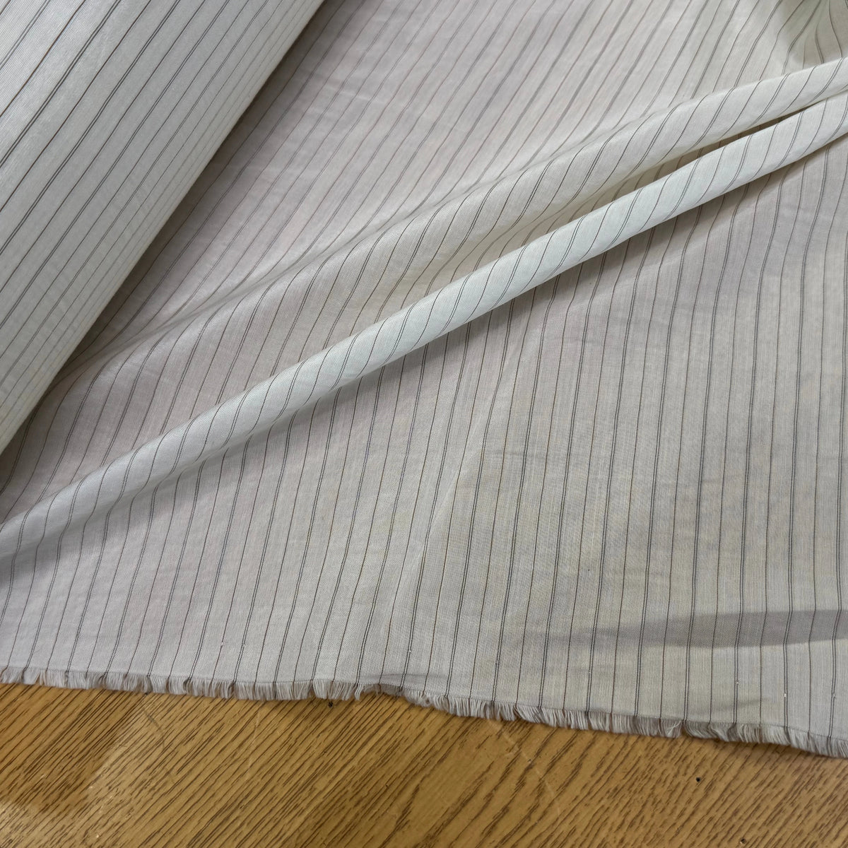 DOUBLURE VISCOSE LÉGÈREMENT SATINÉE ÉCRUE À RAYURES GRISES 100% VISCOSE - My Little Coupon