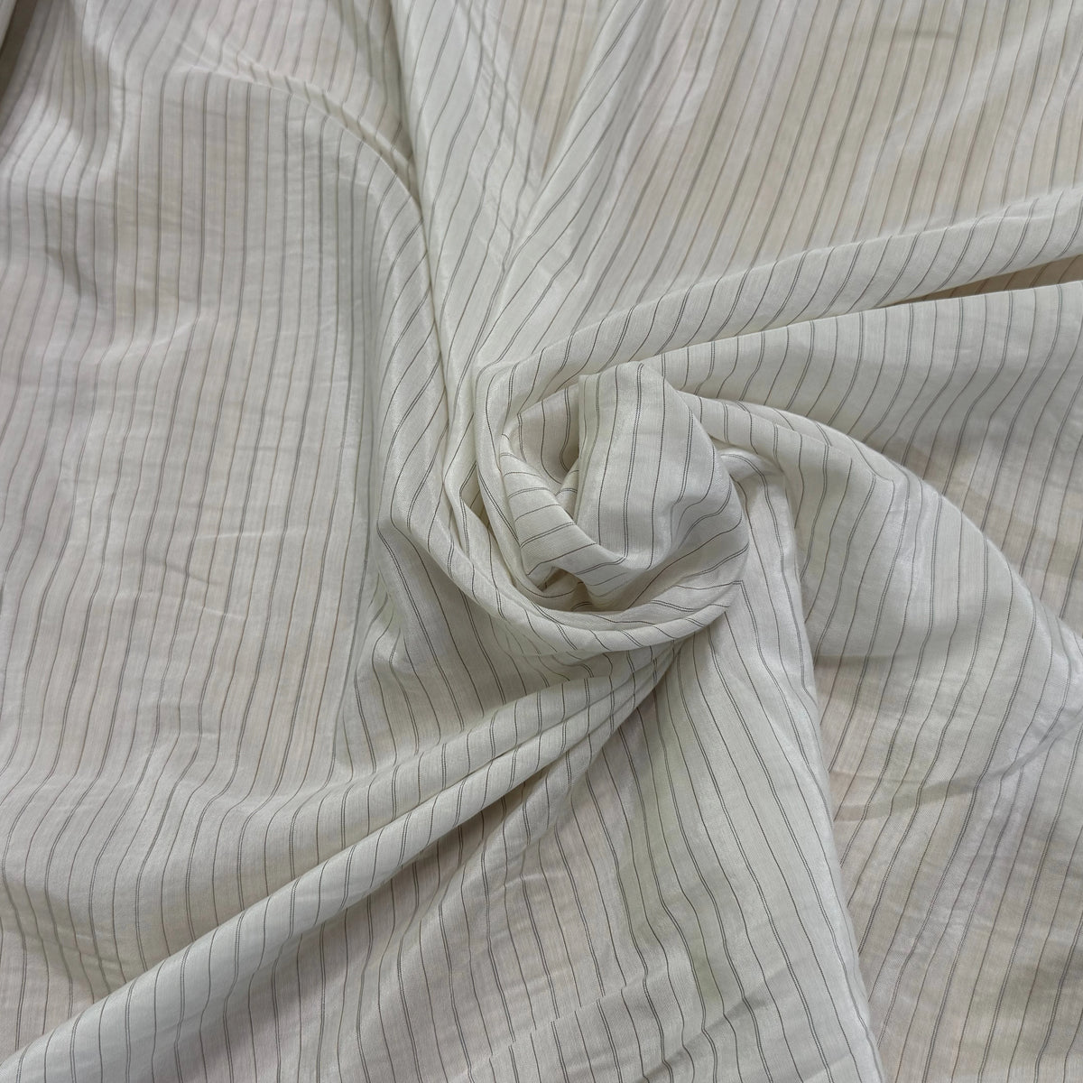 DOUBLURE VISCOSE LÉGÈREMENT SATINÉE ÉCRUE À RAYURES GRISES 100% VISCOSE - My Little Coupon