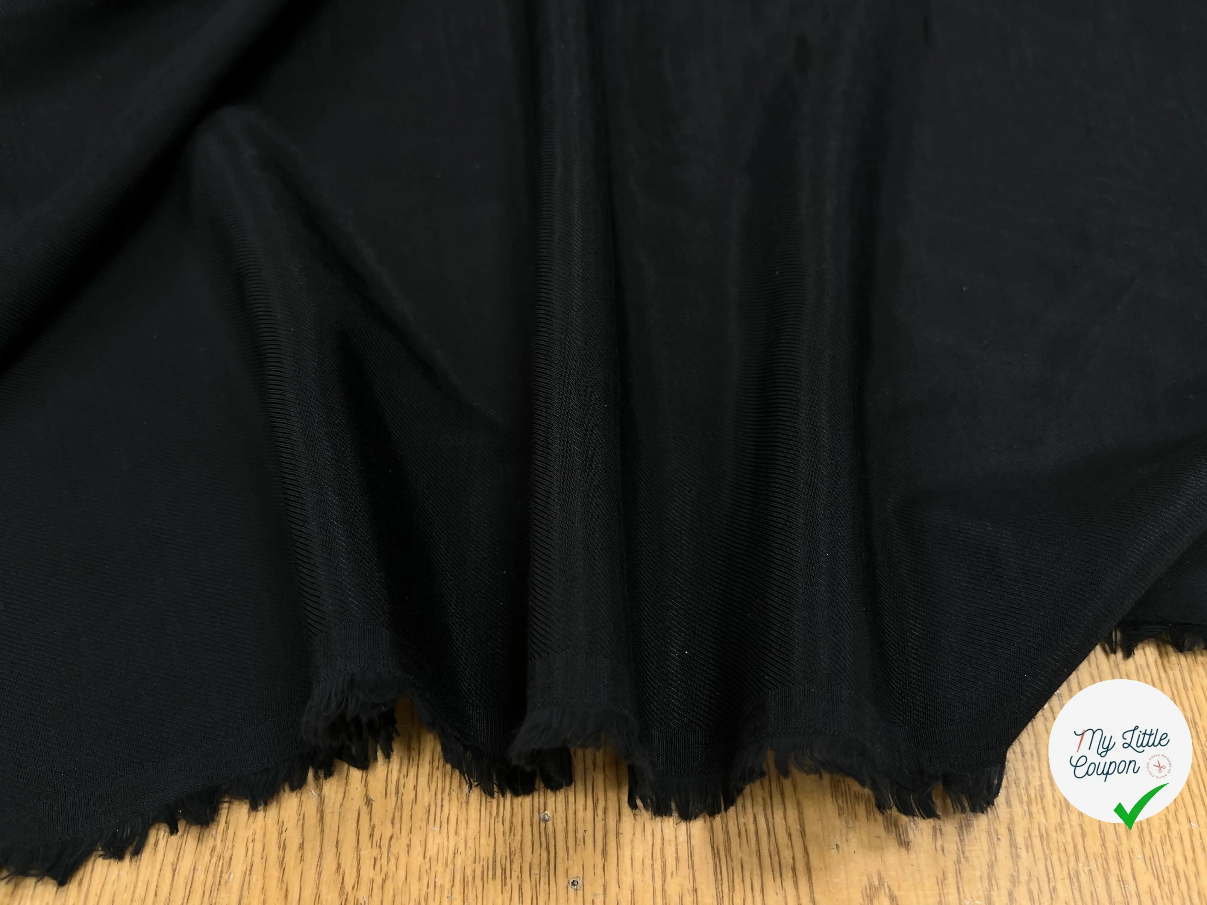 DOUBLURE VISCOSE SERGÉE UNI NOIR FINE RAYURE LISSE - My Little Coupon