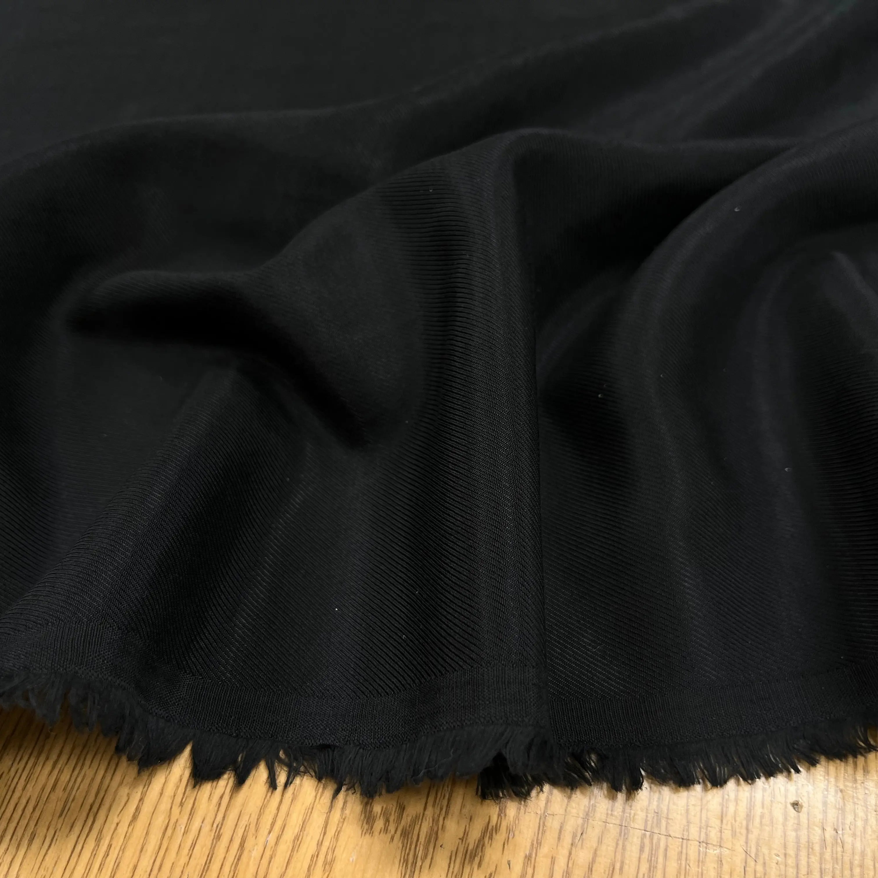 DOUBLURE VISCOSE SERGÉE UNI NOIR FINE RAYURE LISSE - My Little Coupon