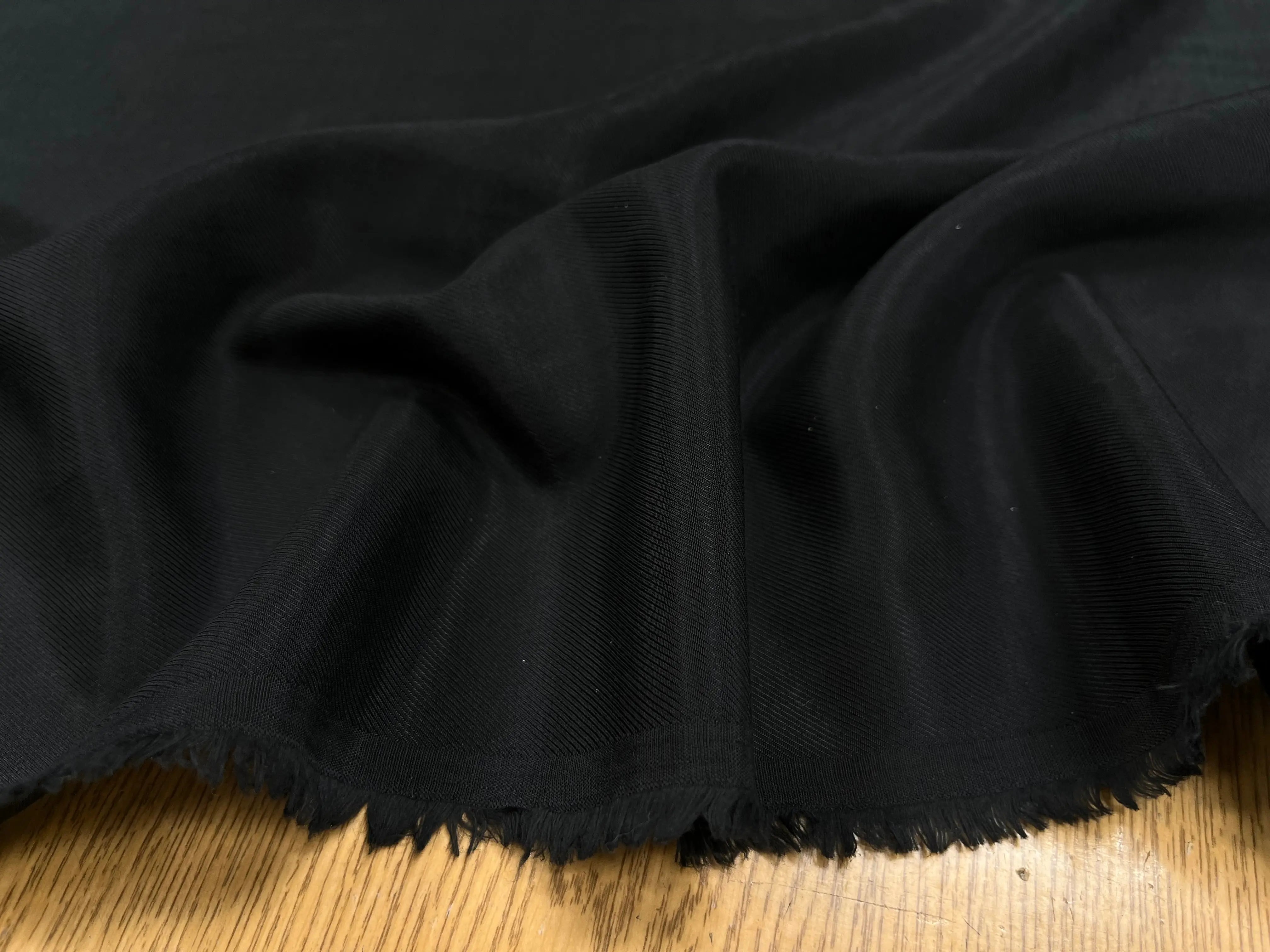 DOUBLURE VISCOSE SERGÉE UNI NOIR FINE RAYURE LISSE - My Little Coupon