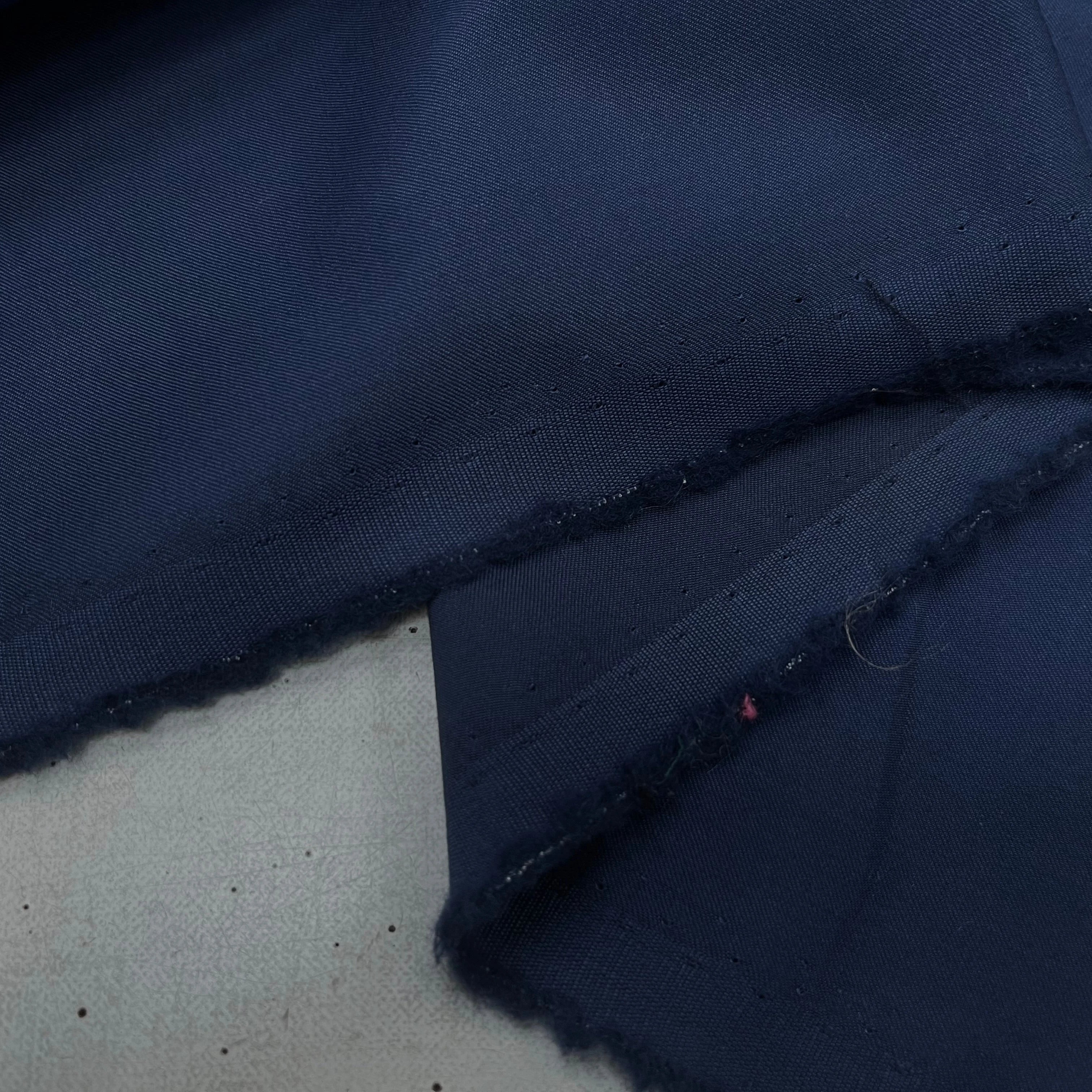 DRAPERIE DE LAINE BLEU CHIC AVEC UN FIL ROUGE SUR LA LISIÈRE 157CM - My Little Coupon