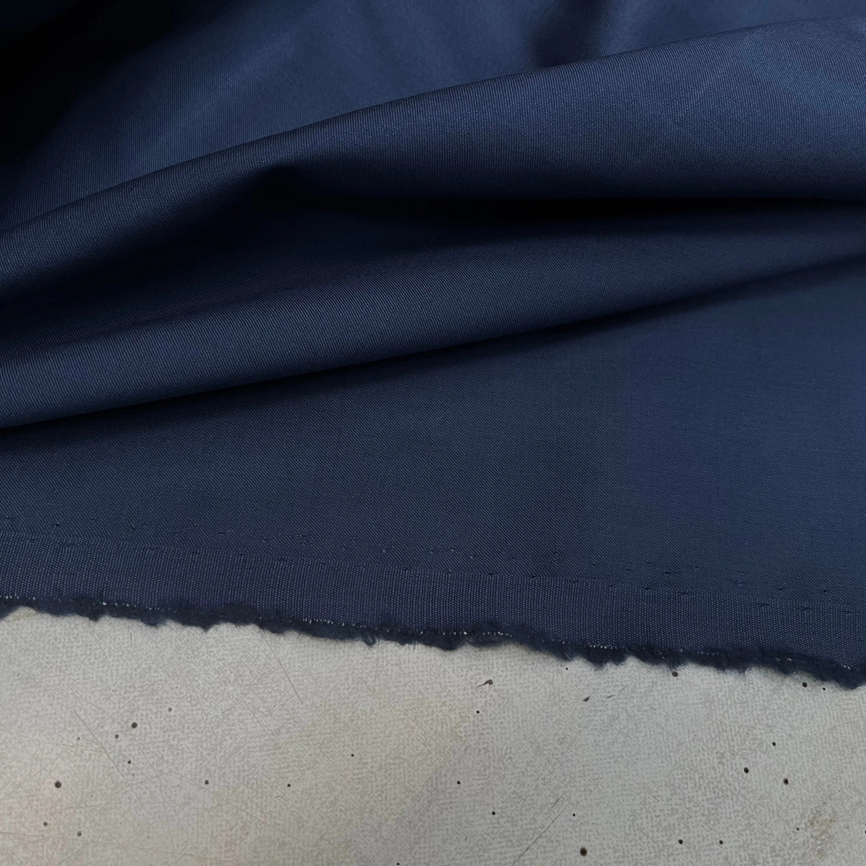 DRAPERIE DE LAINE BLEU CHIC AVEC UN FIL ROUGE SUR LA LISIÈRE 157CM - My Little Coupon