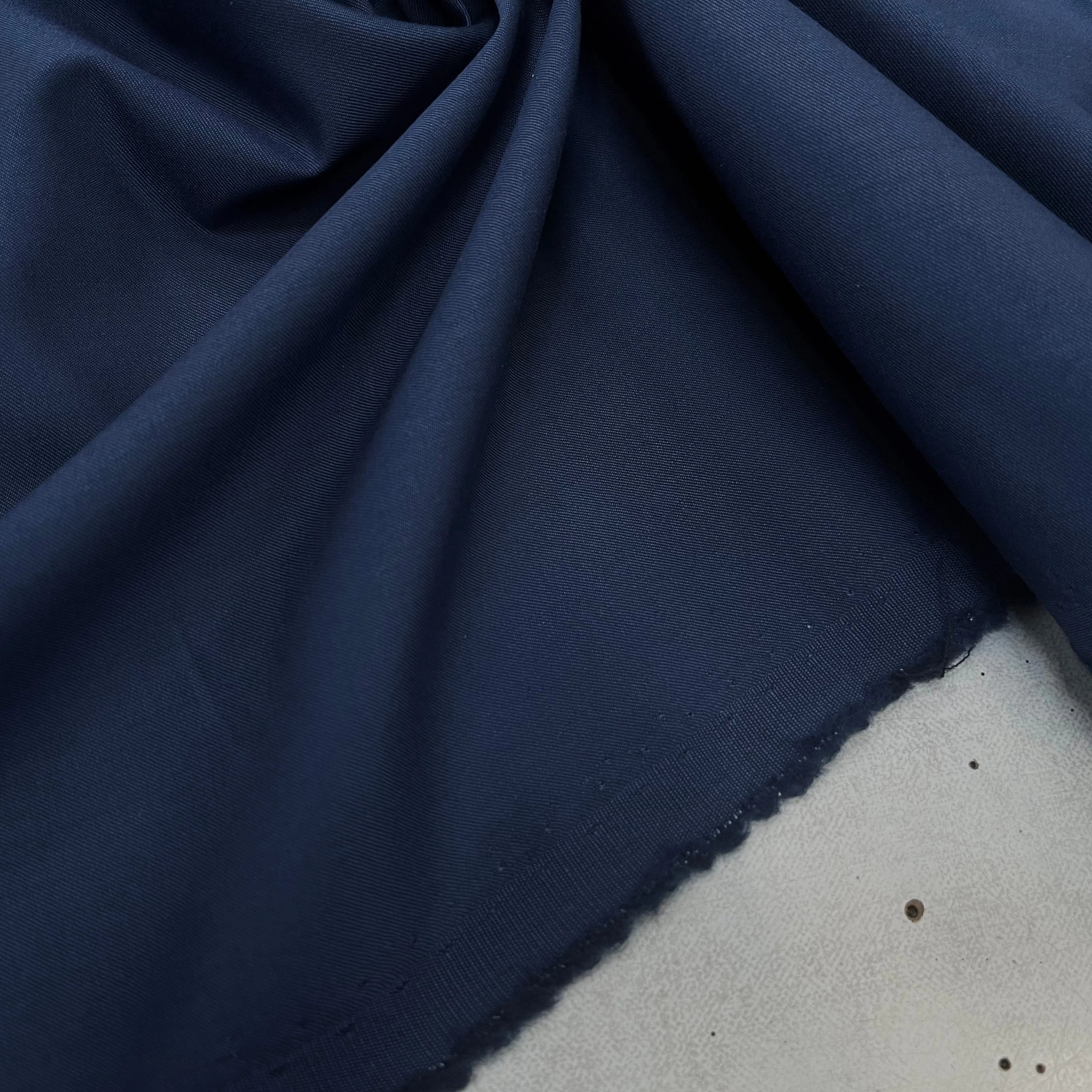 DRAPERIE DE LAINE BLEU CHIC AVEC UN FIL ROUGE SUR LA LISIÈRE 157CM - My Little Coupon