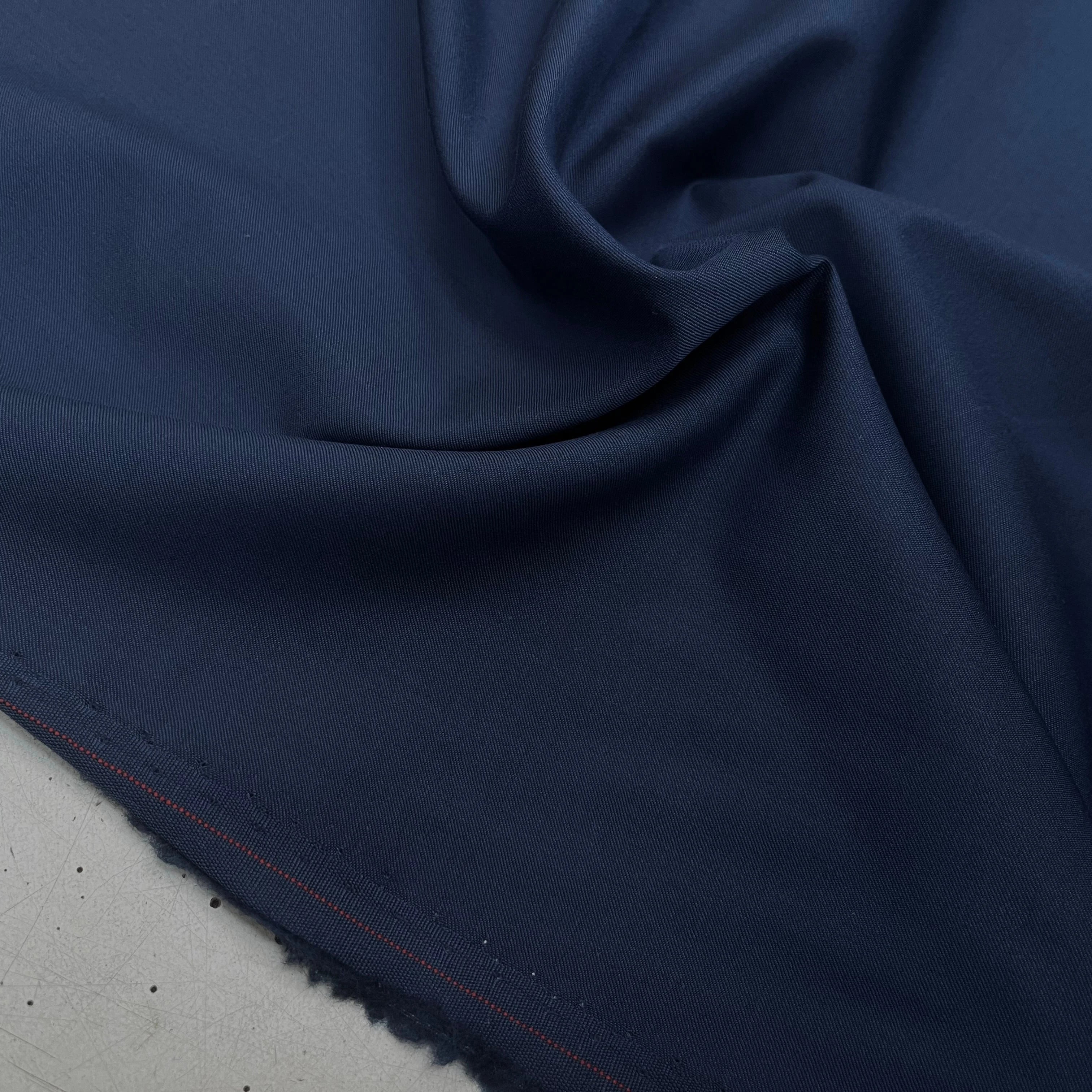 DRAPERIE DE LAINE BLEU CHIC AVEC UN FIL ROUGE SUR LA LISIÈRE 157CM - My Little Coupon