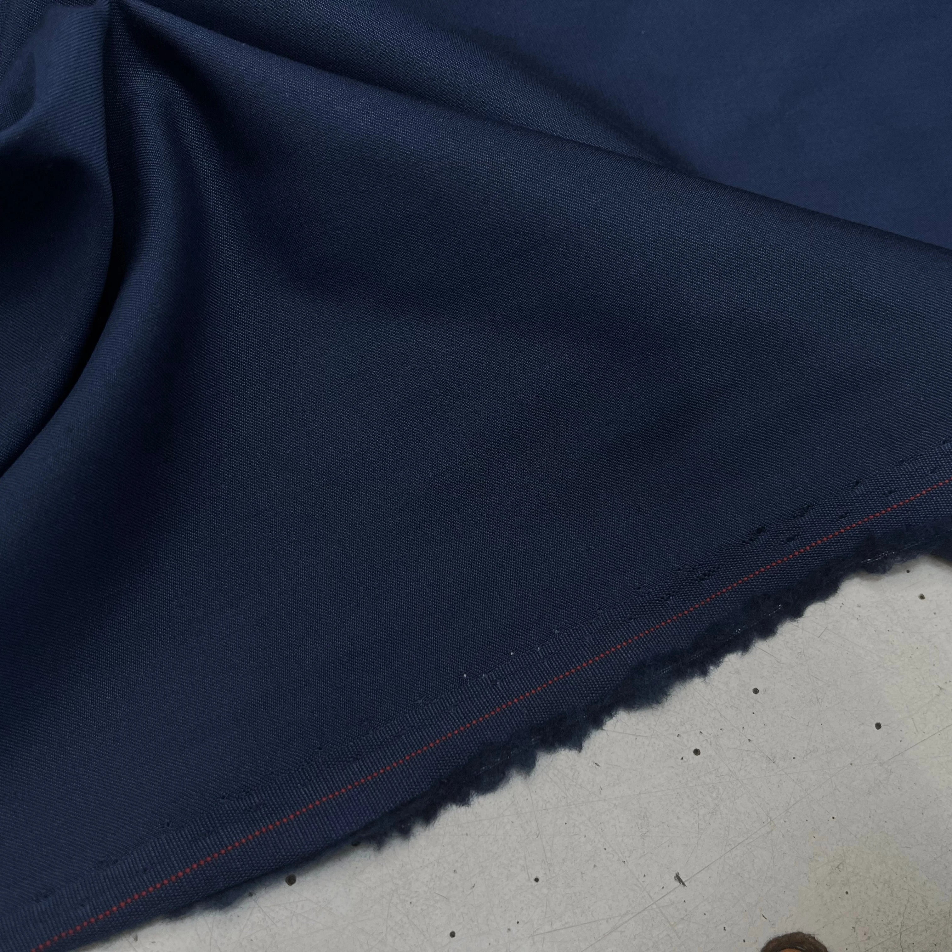 DRAPERIE DE LAINE BLEU CHIC AVEC UN FIL ROUGE SUR LA LISIÈRE 157CM - My Little Coupon