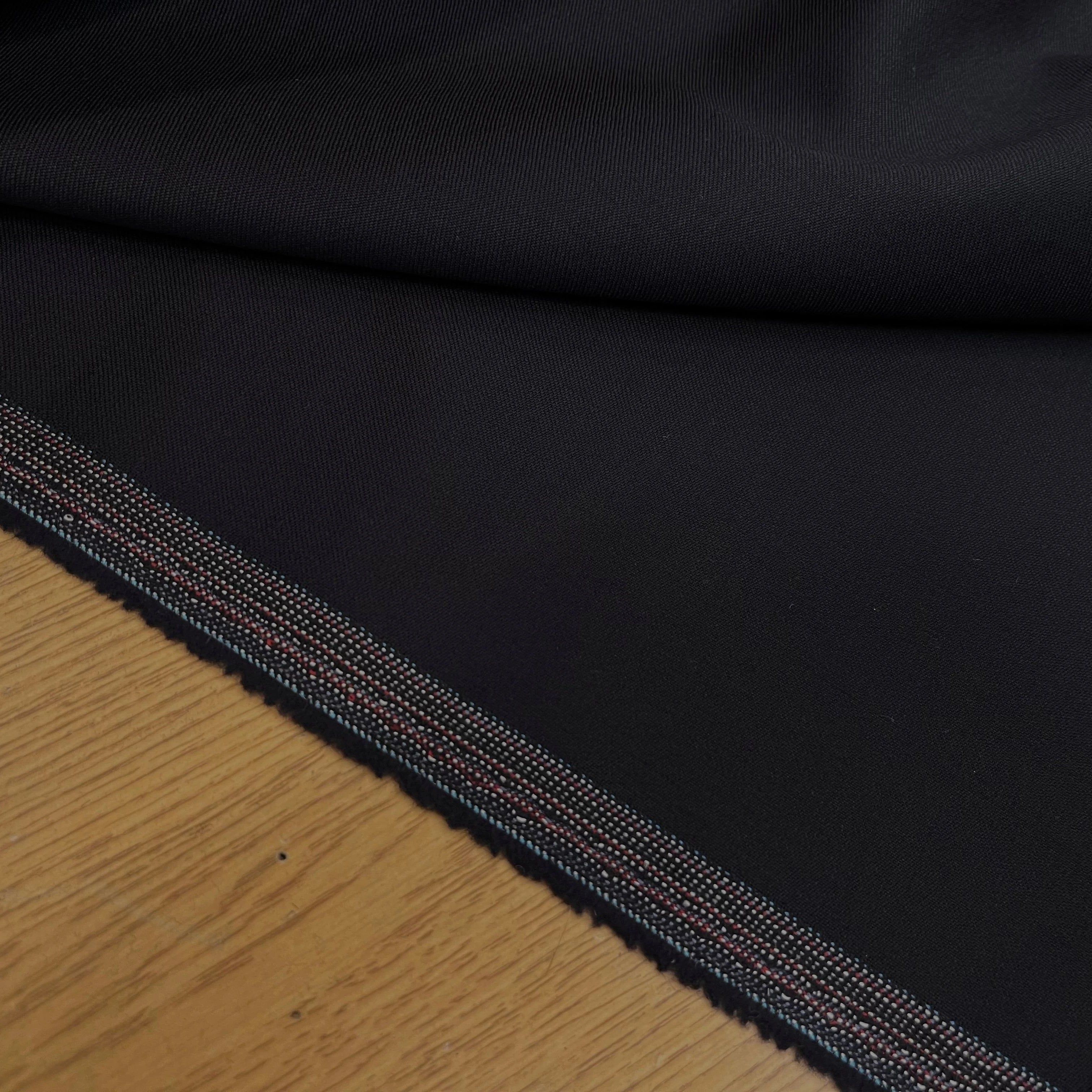 DRAPERIE DE LAINE BLEU MARINE DEPERLANTE FILS MULTICOLORES SUR LES LISIÈRES - My Little Coupon