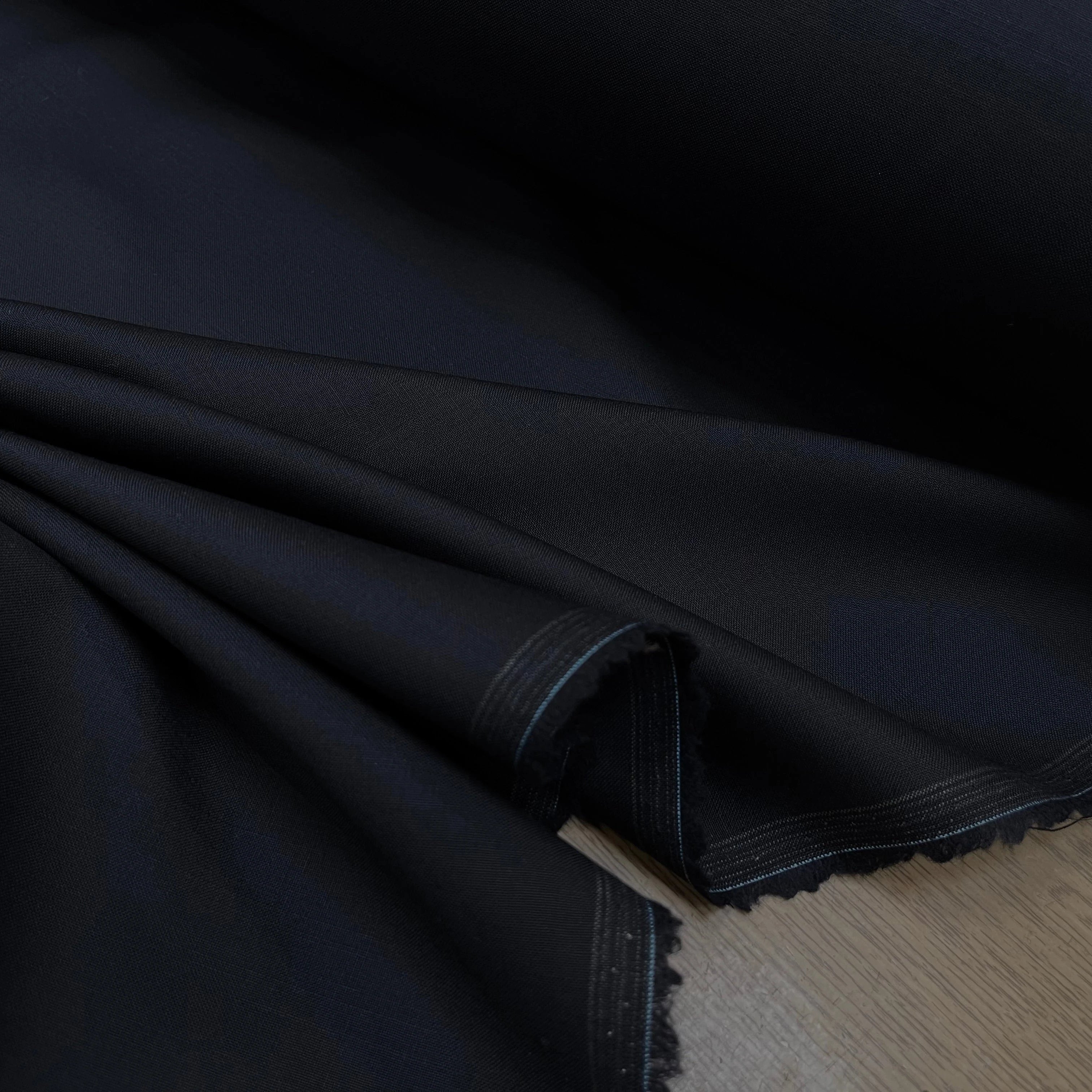 DRAPERIE DE LAINE BLEU NUIT FONCÉ DEPERLANTE FILS MULTICOLORES SUR LES LISIÈRES - My Little Coupon