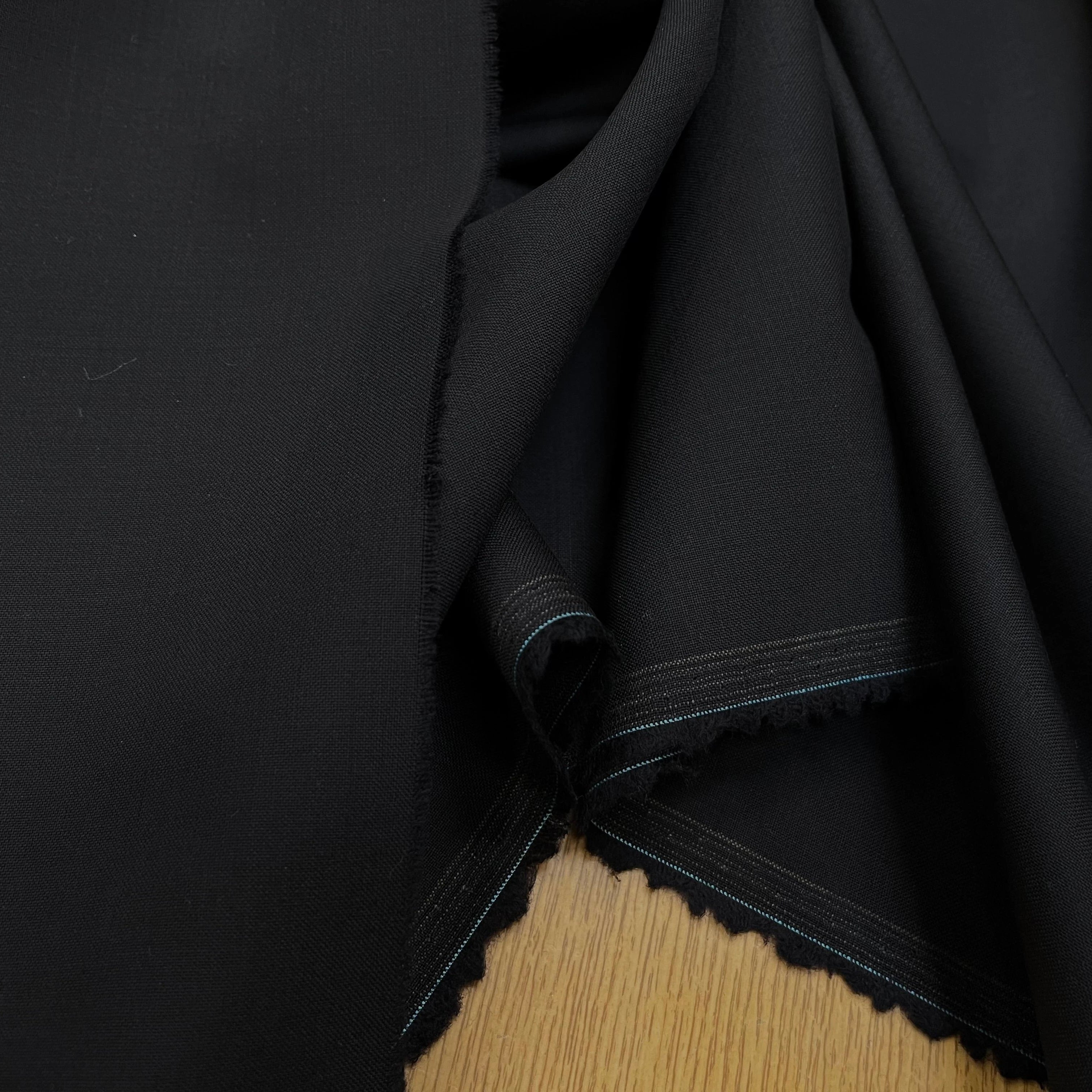 DRAPERIE DE LAINE BLEU NUIT FONCÉ DEPERLANTE FILS MULTICOLORES SUR LES LISIÈRES - My Little Coupon