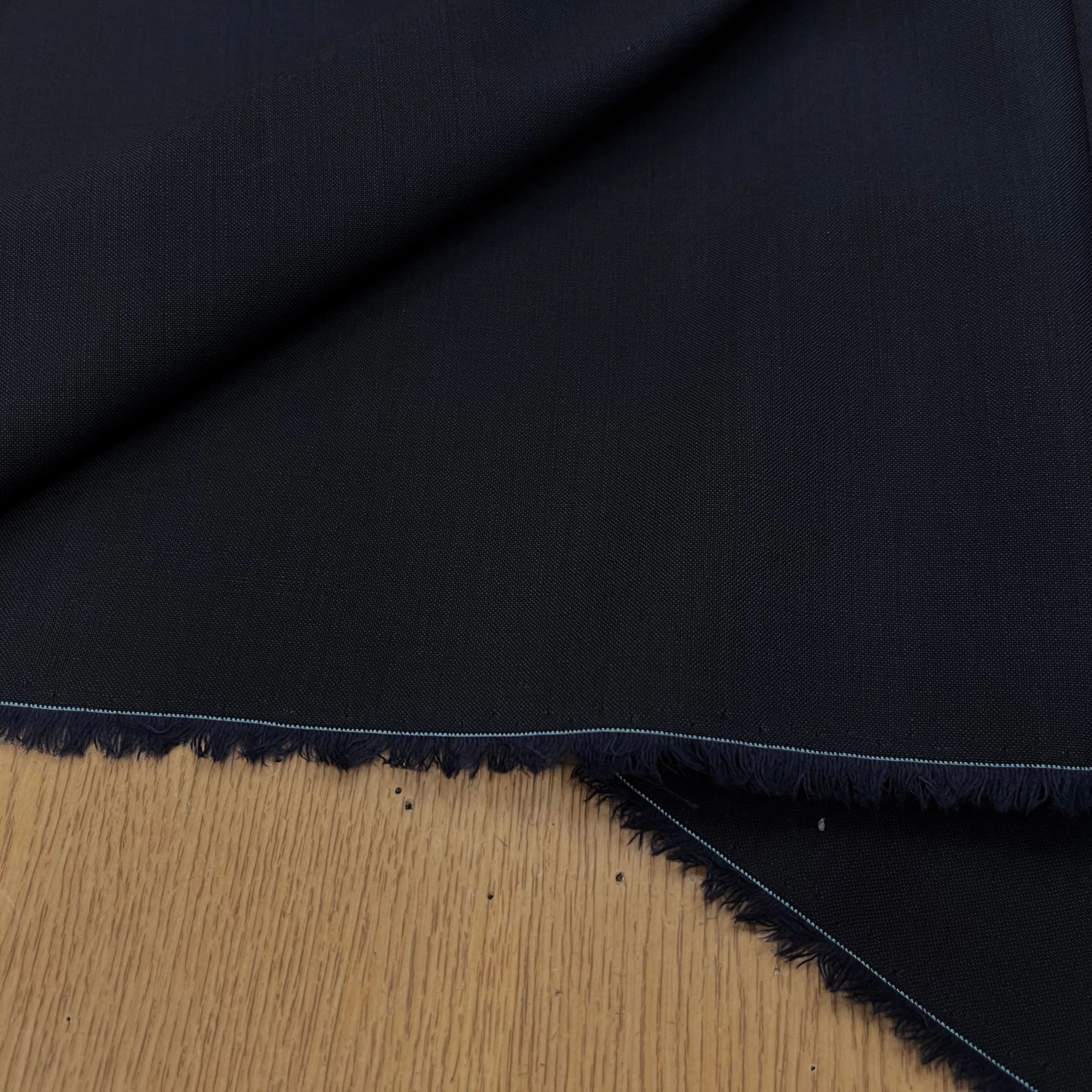 DRAPERIE DE LAINE BLEU NUIT MAGNIFIQUE&DEPERLANTE FIL BLEU SUR LA LISIÈRE - My Little Coupon