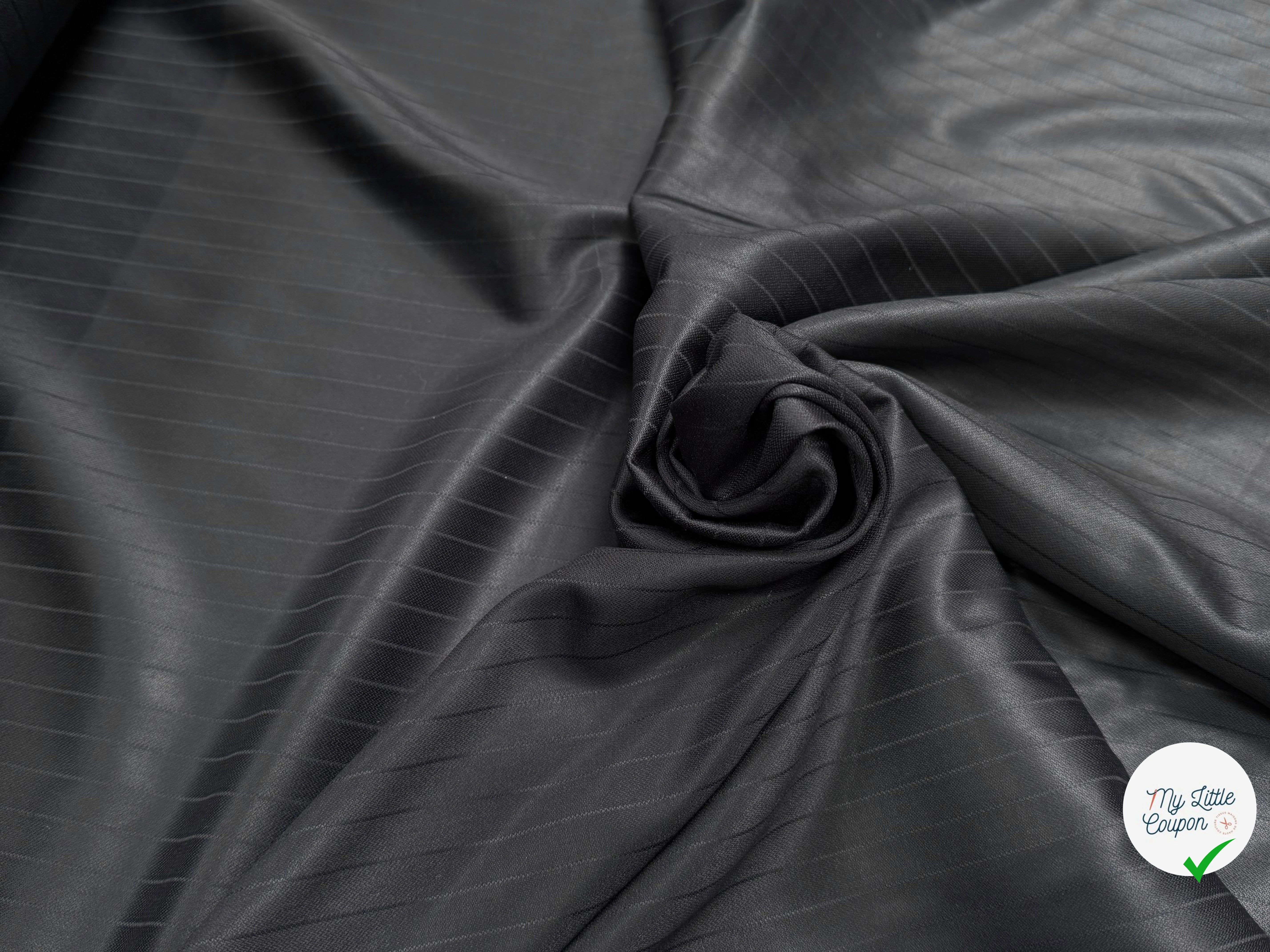 DRAPERIE DE LAINE FLUIDE RAYÉE NOIRE EFFET SATINÉ - My Little Coupon