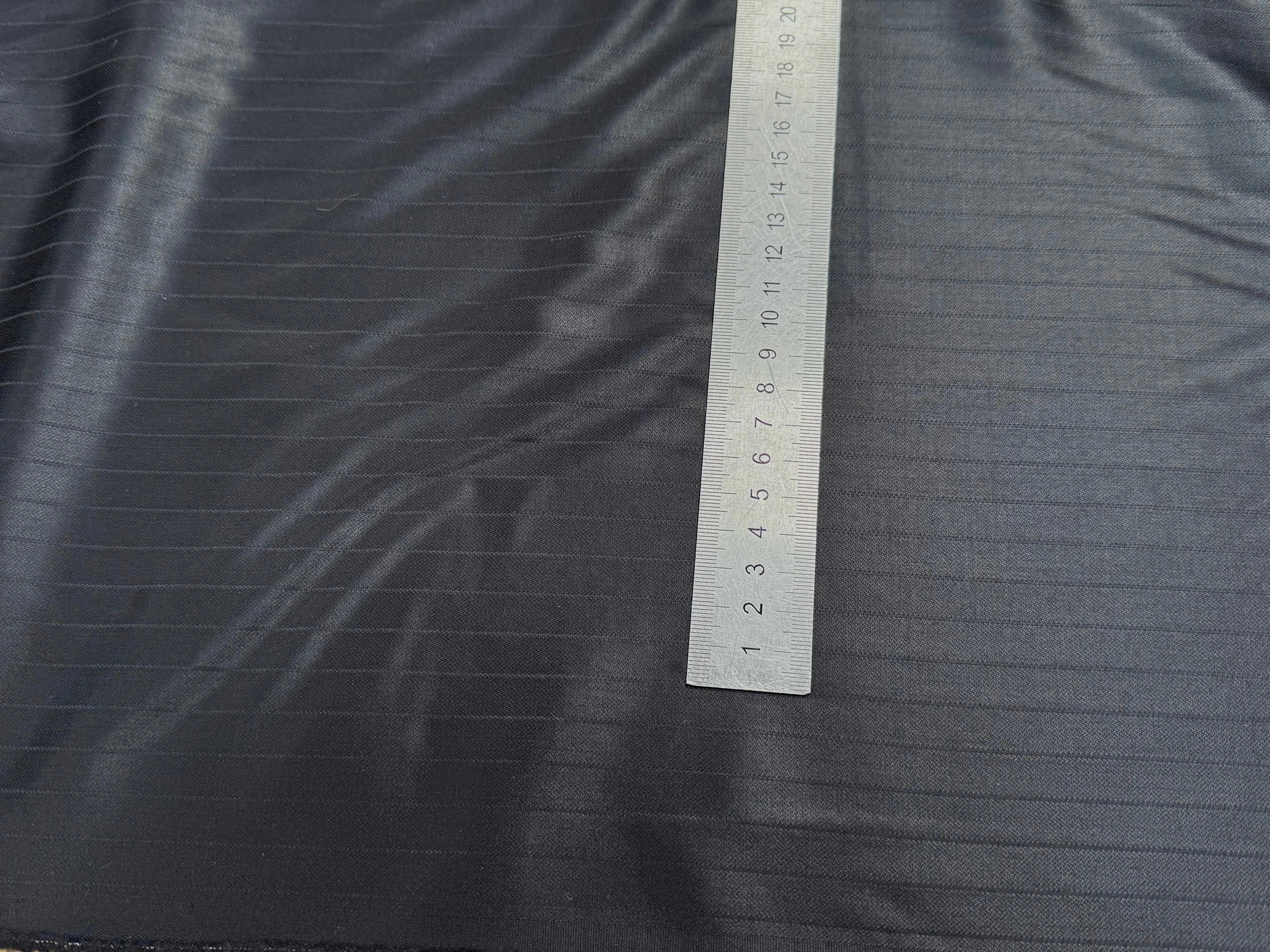 DRAPERIE DE LAINE FLUIDE RAYÉE NOIRE EFFET SATINÉ - My Little Coupon