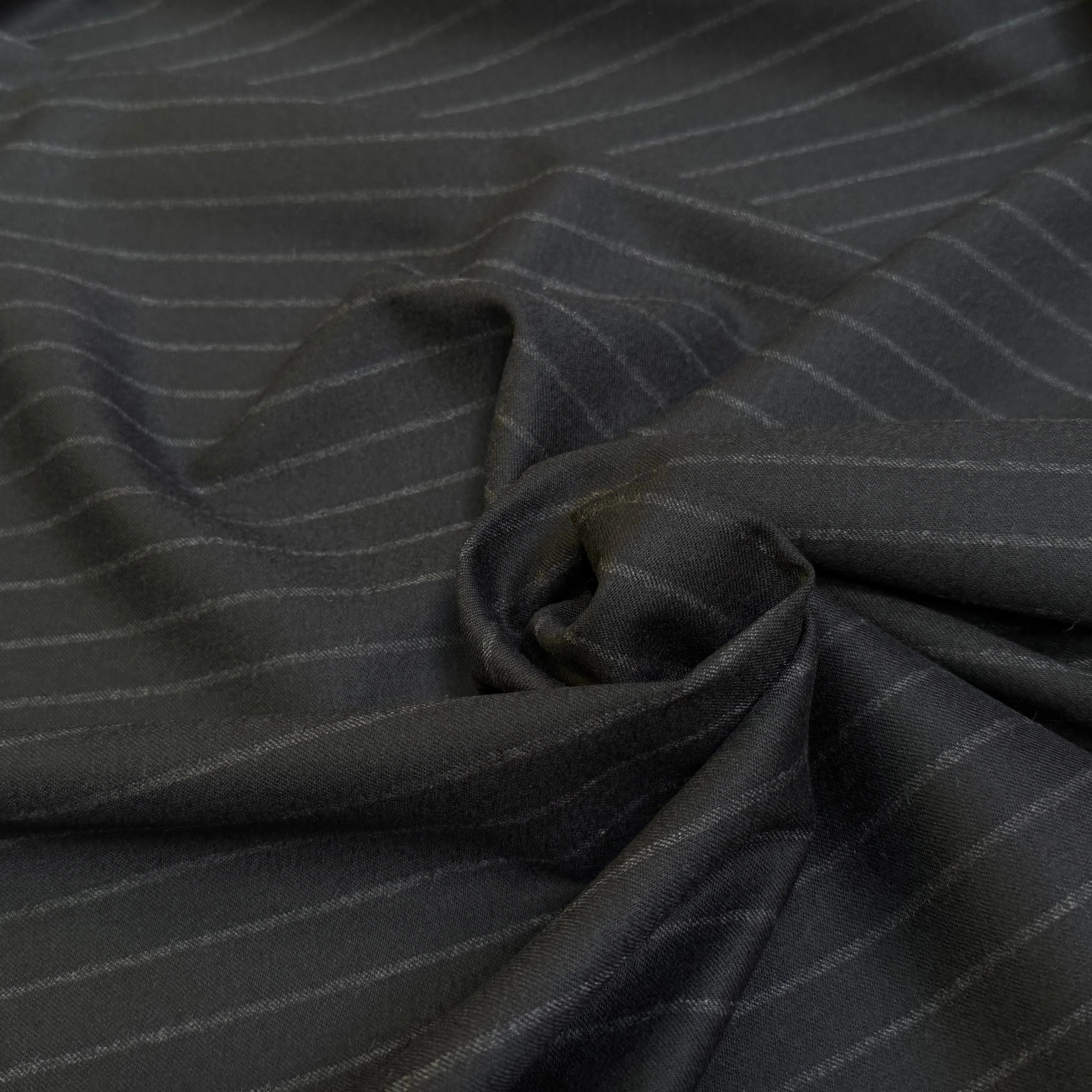 DRAPERIE DE LAINE GRATÉE BELLE TENUE NOIR RAYURES GRISES - My Little Coupon
