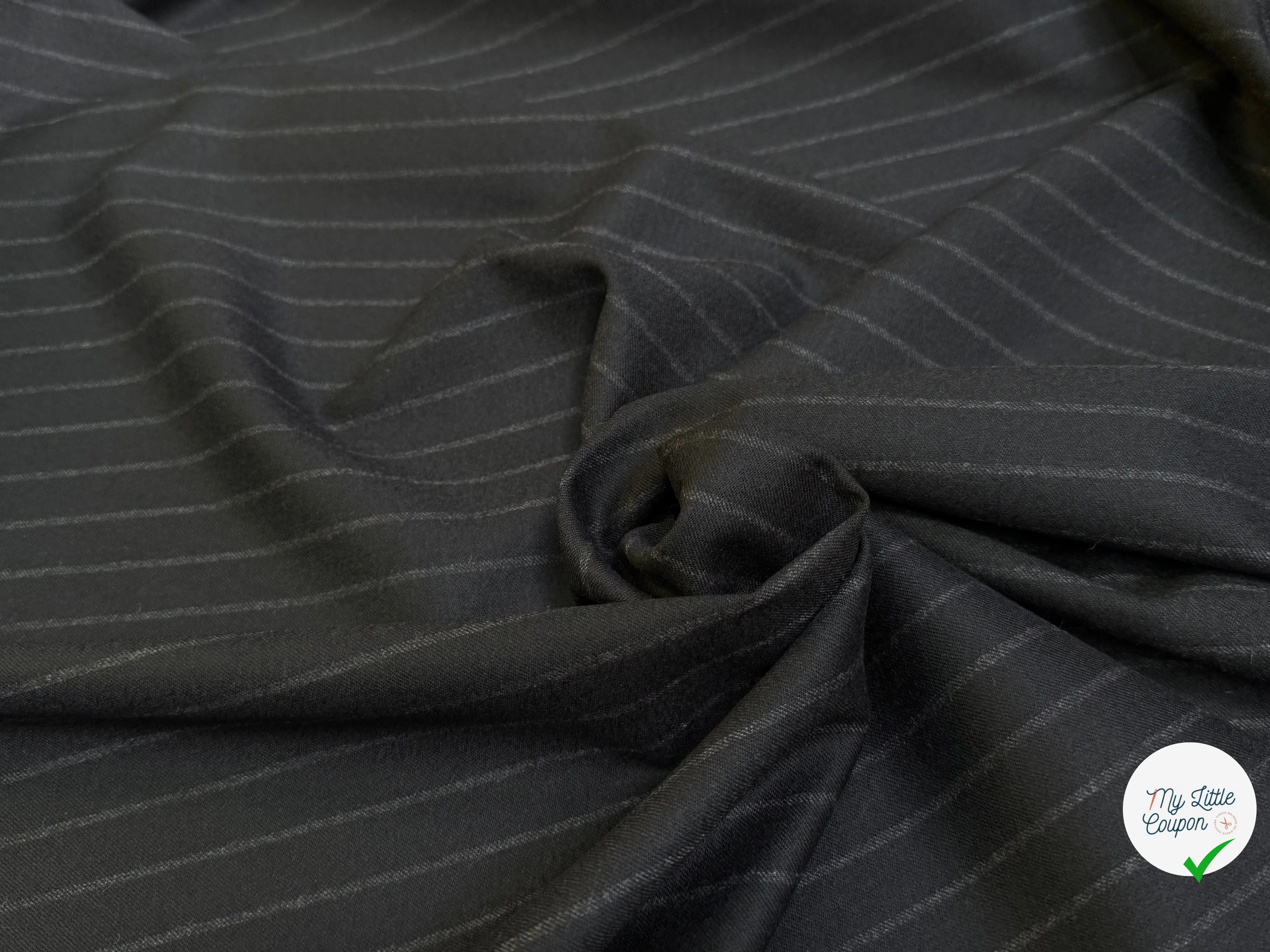 DRAPERIE DE LAINE GRATÉE BELLE TENUE NOIR RAYURES GRISES - My Little Coupon