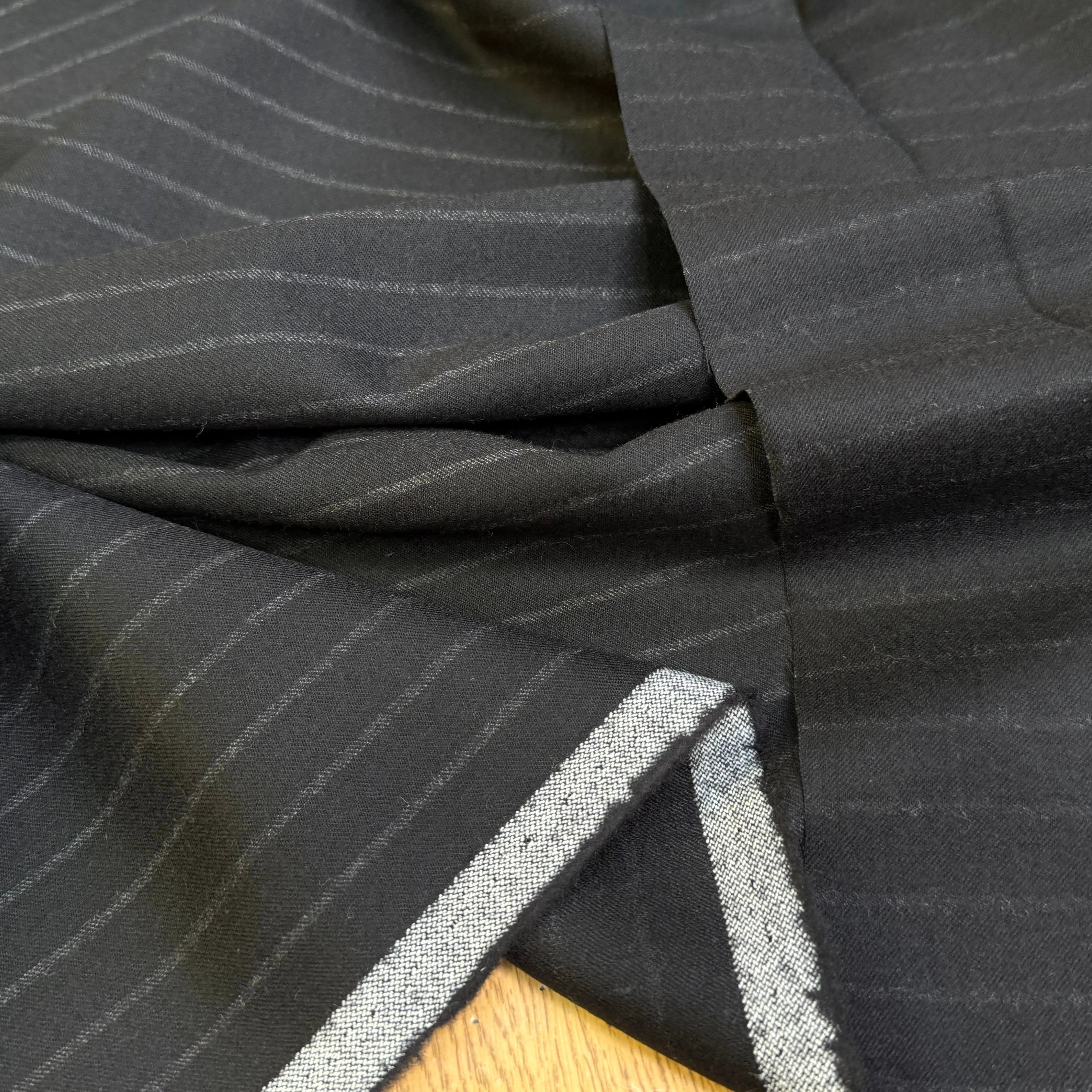 DRAPERIE DE LAINE GRATÉE BELLE TENUE NOIR RAYURES GRISES - My Little Coupon