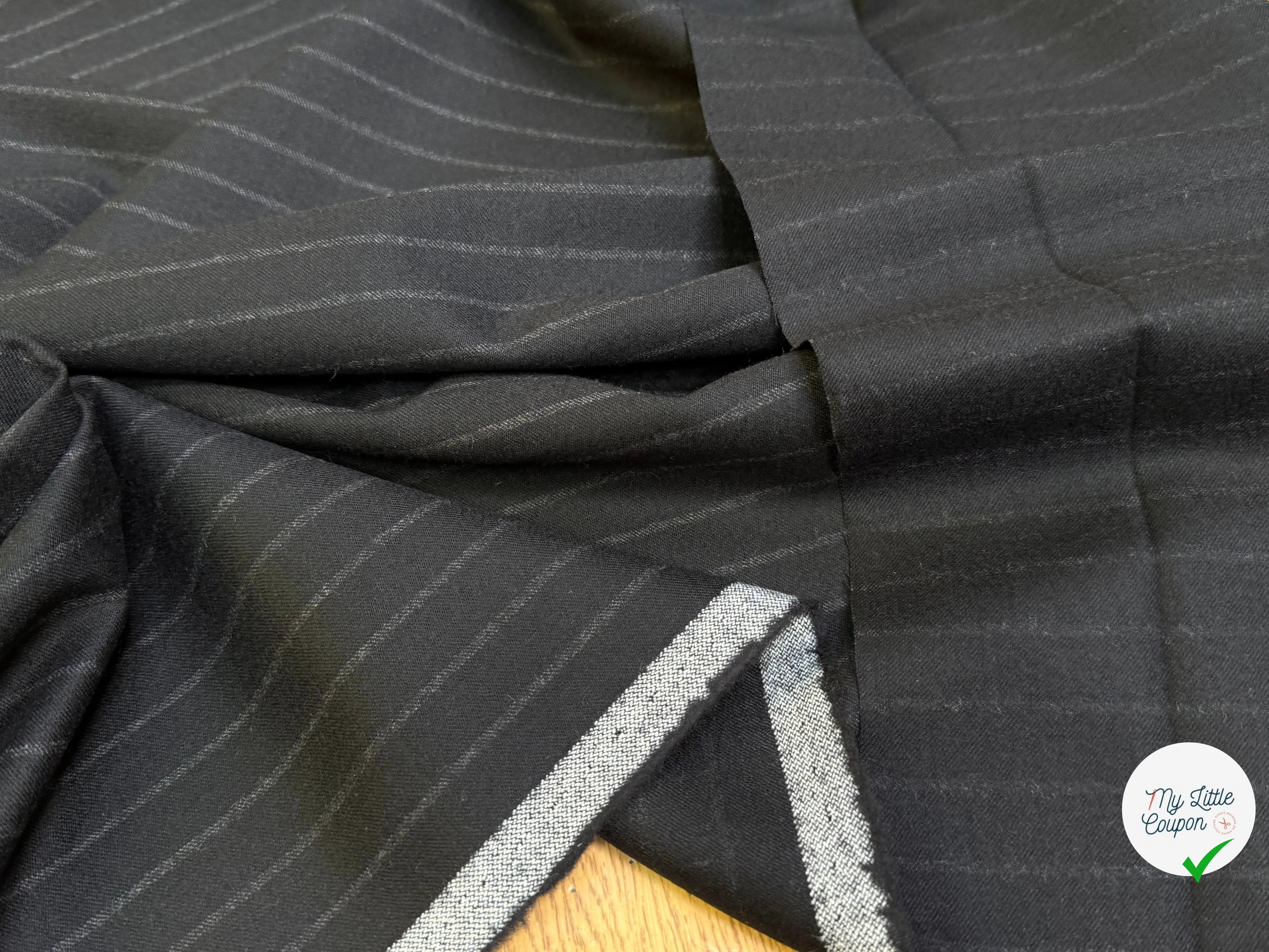 DRAPERIE DE LAINE GRATÉE BELLE TENUE NOIR RAYURES GRISES - My Little Coupon