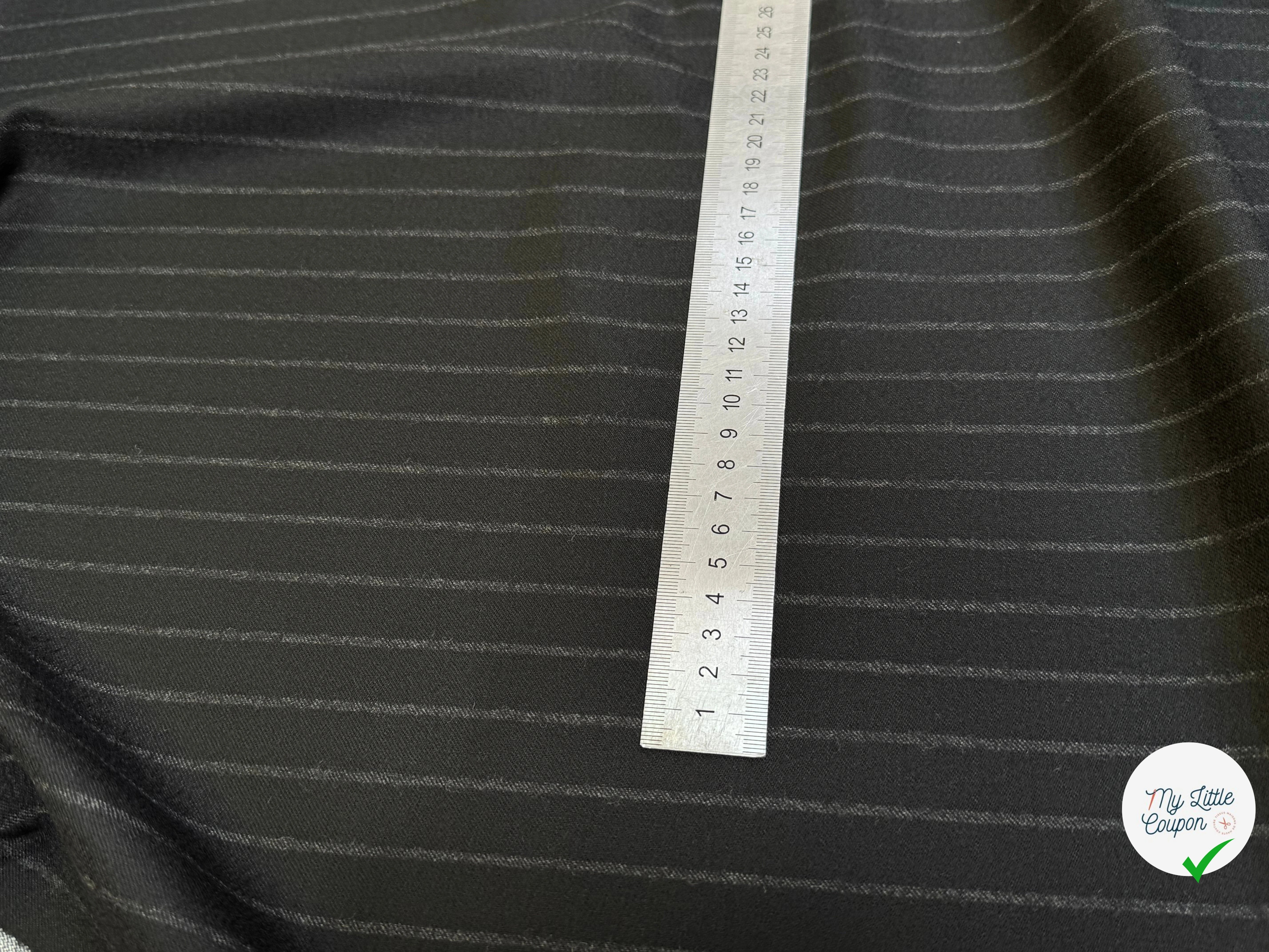 DRAPERIE DE LAINE GRATÉE BELLE TENUE NOIR RAYURES GRISES - My Little Coupon