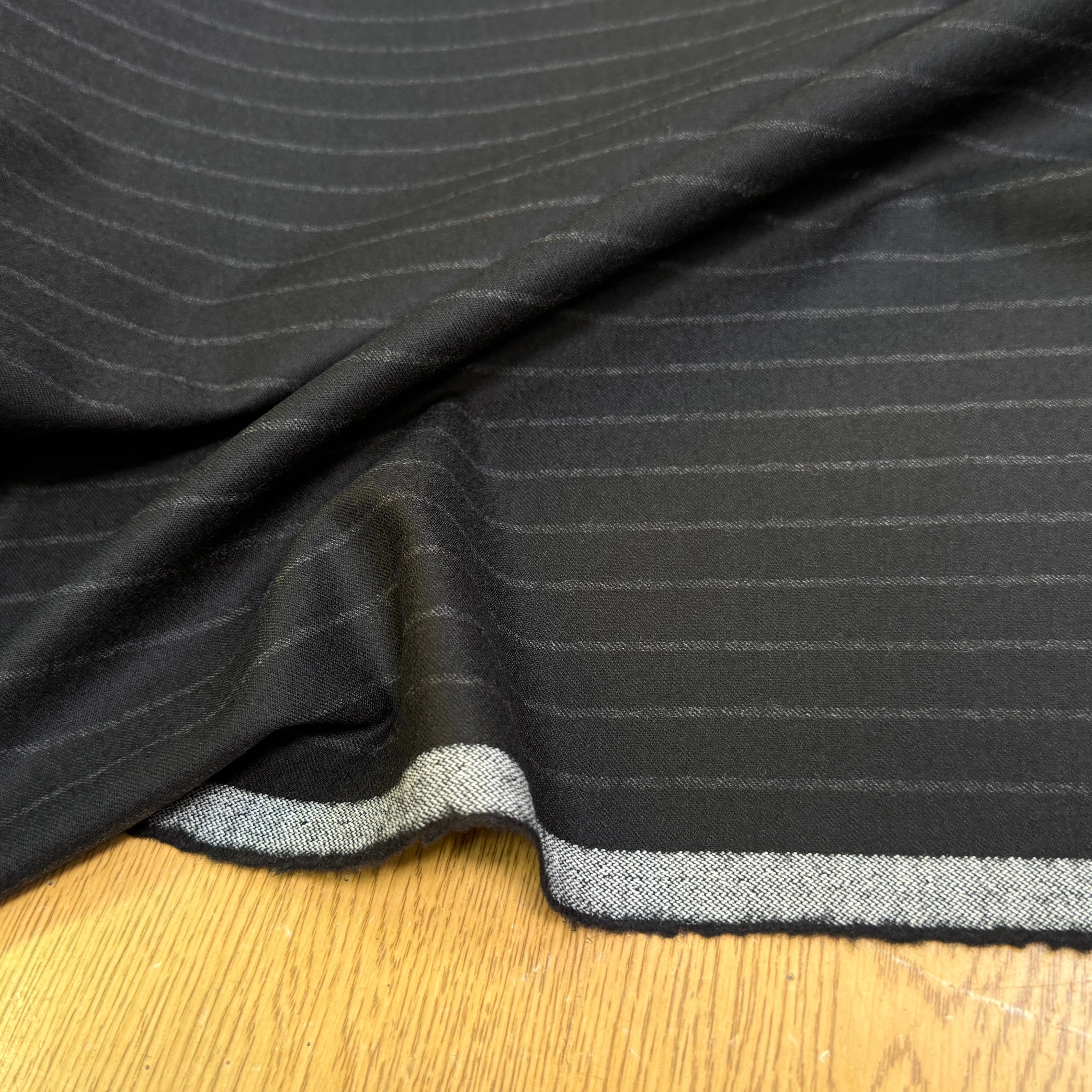 DRAPERIE DE LAINE GRATÉE BELLE TENUE NOIR RAYURES GRISES - My Little Coupon
