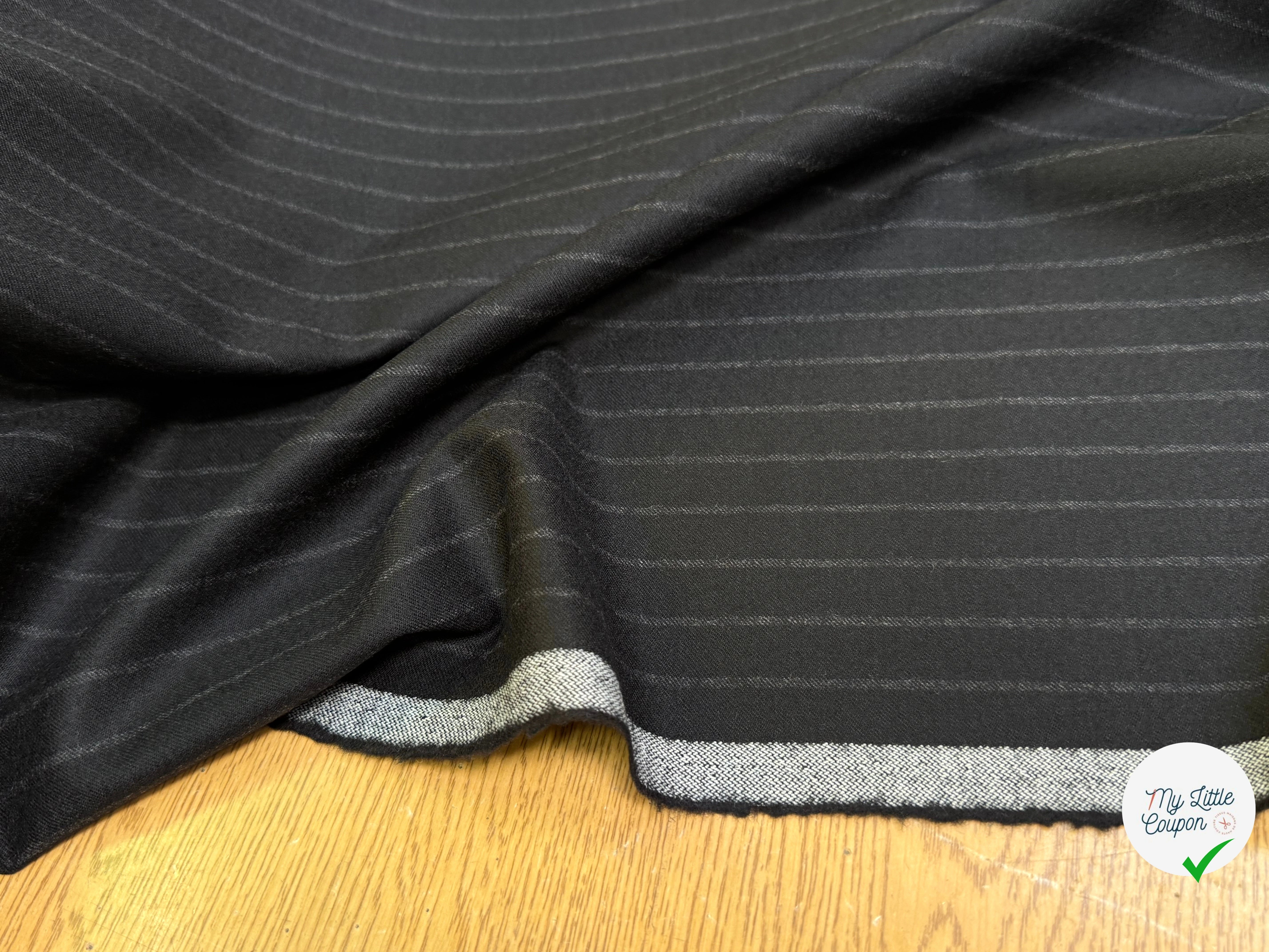 DRAPERIE DE LAINE GRATÉE BELLE TENUE NOIR RAYURES GRISES - My Little Coupon