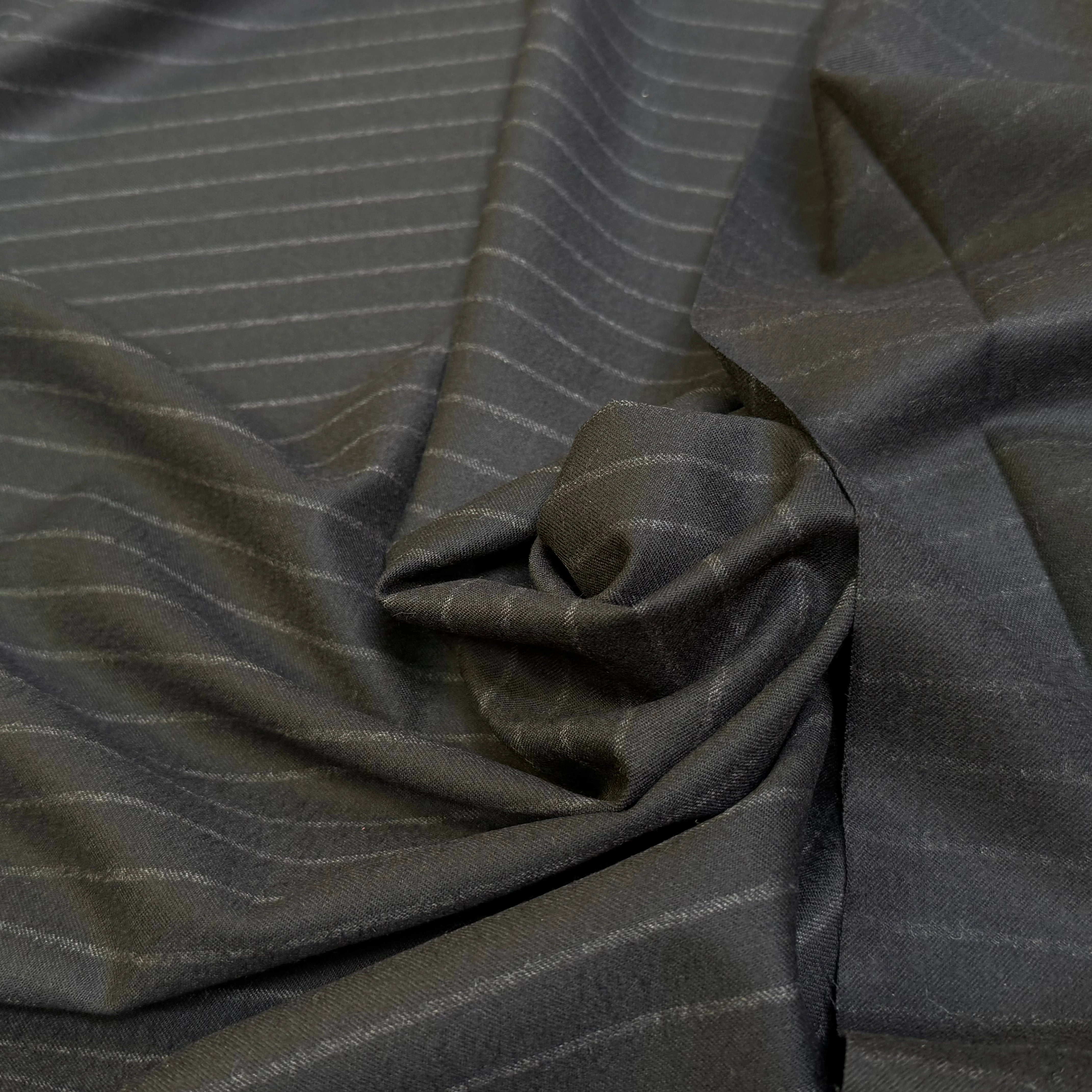 DRAPERIE DE LAINE GRATÉE BELLE TENUE NOIR RAYURES GRISES - My Little Coupon