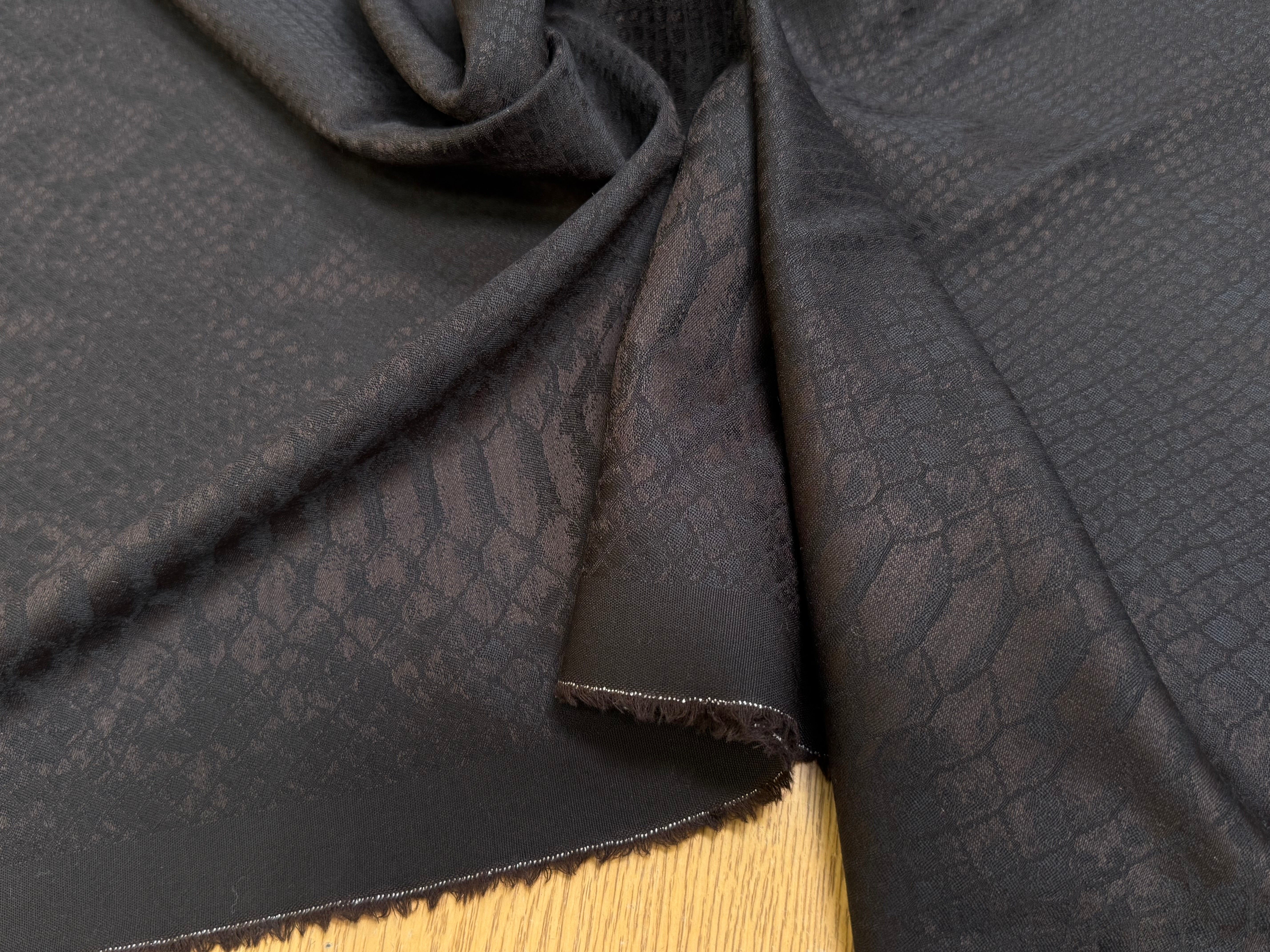 DRAPERIE DE LAINE PYTHON MARRON NOIR LÉGÈREMENT SATINÉE TRÈS CHIC - My Little Coupon