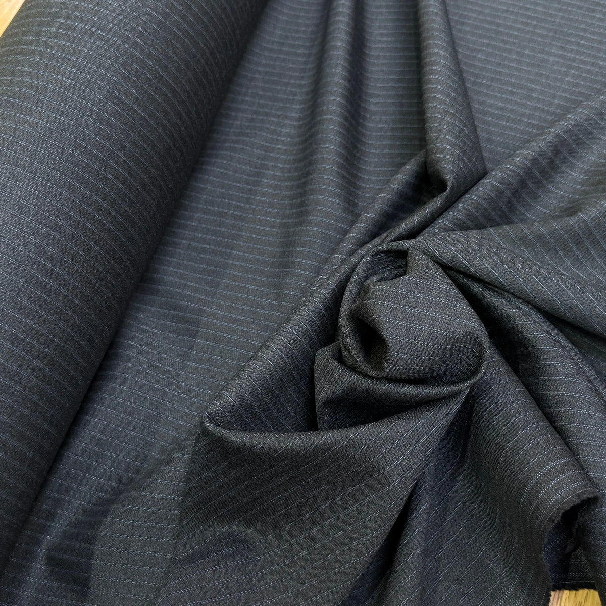 DRAPERIE DE LAINE SUPER 100'S GRIS RAYURES BLEUES TRÈS ÉLÉGANT - My Little Coupon