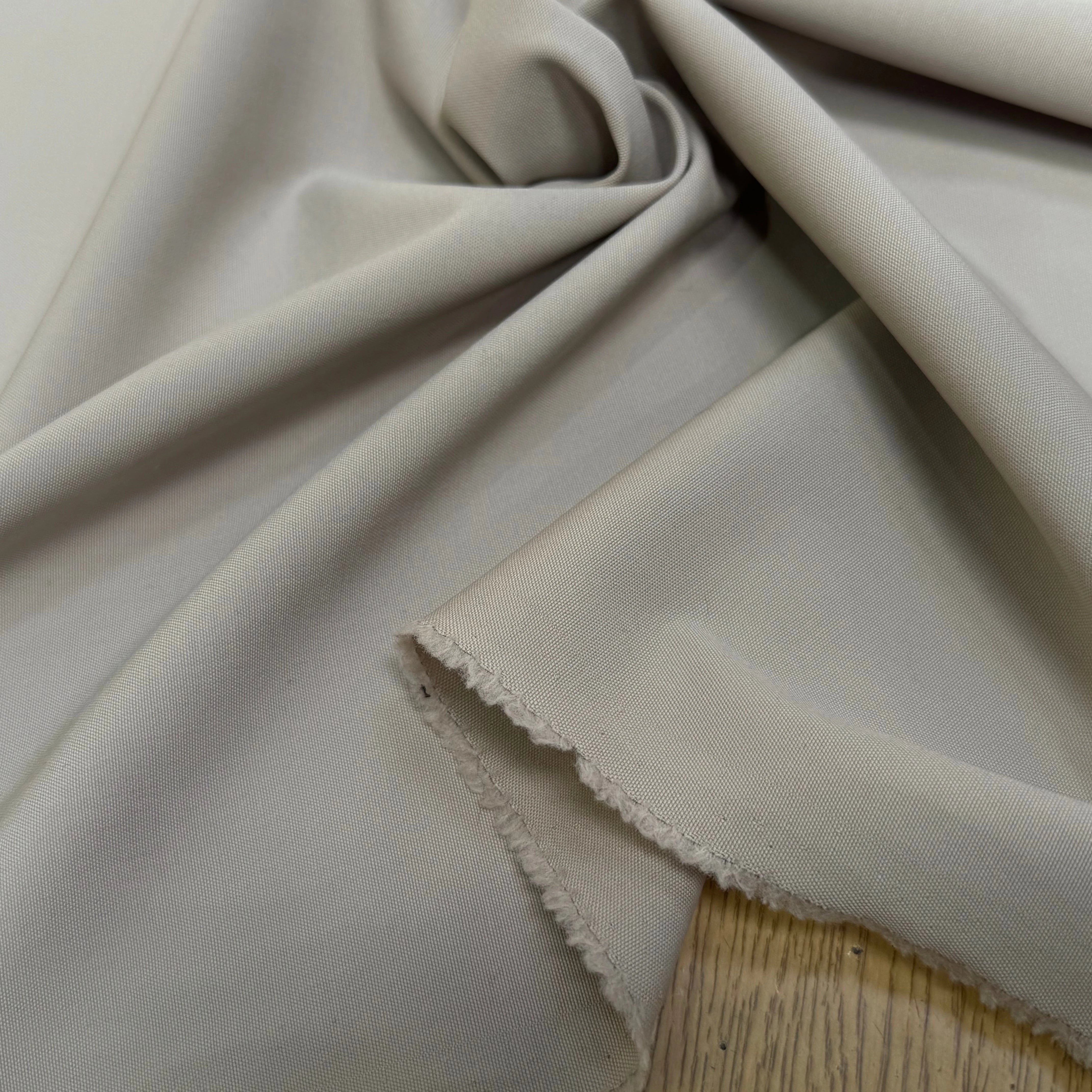 DRAPERIE DE LAINE TAUPE TRÈS BELLE TENUE - My Little Coupon