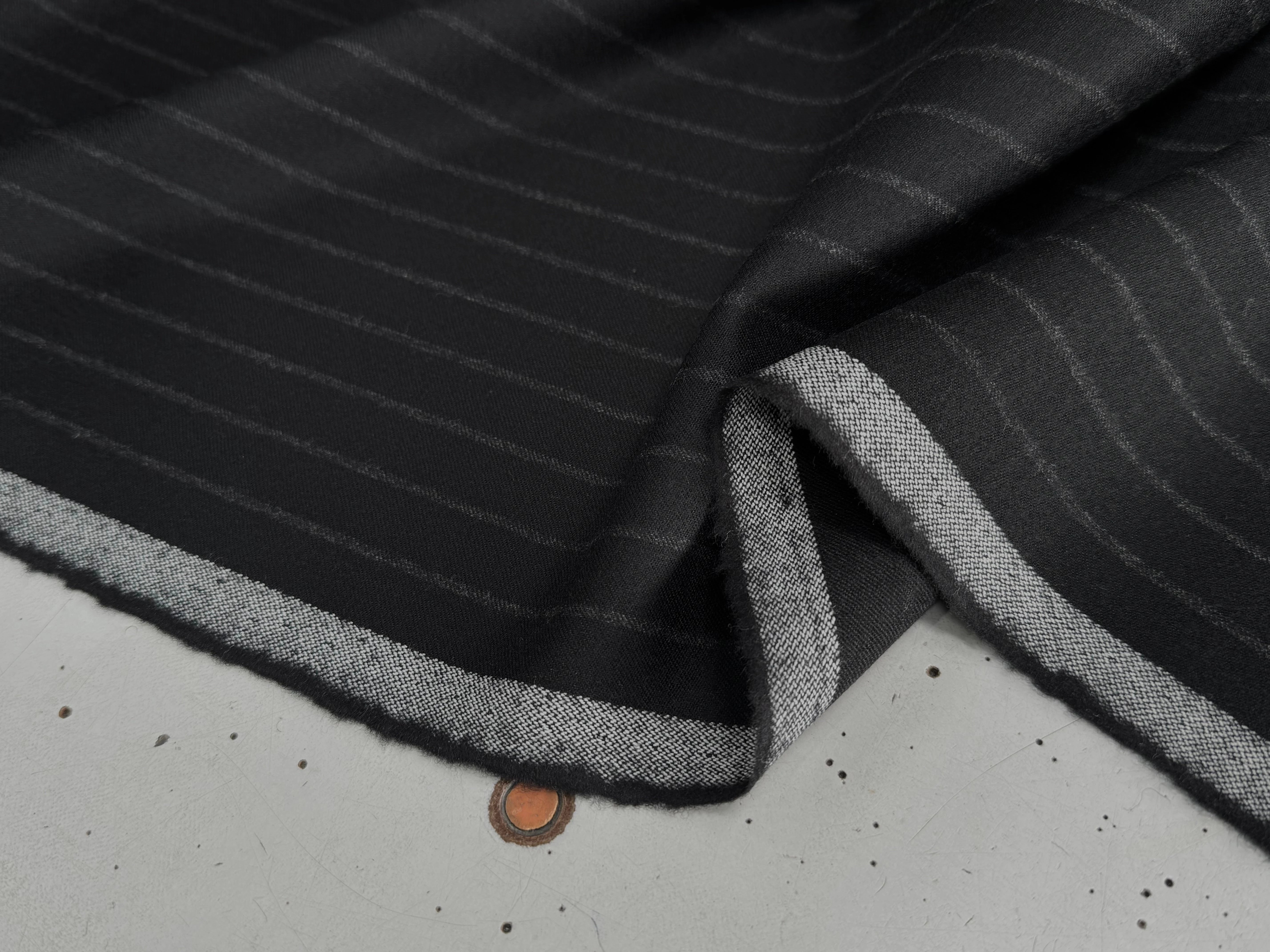 DRAPERIE DE LAINE TRÈS BELLE TENUE NOIR À RAYURES - My Little Coupon