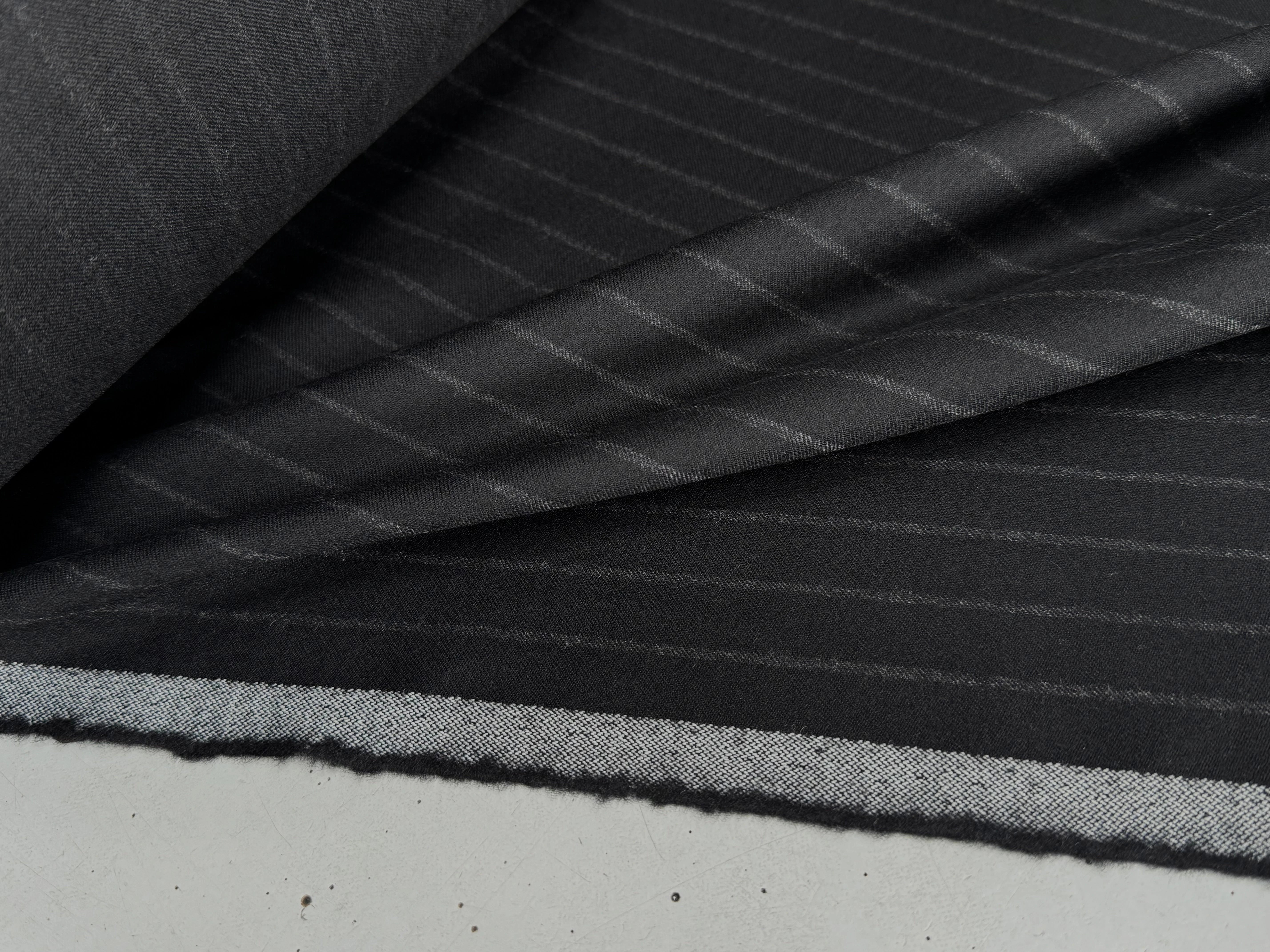 DRAPERIE DE LAINE TRÈS BELLE TENUE NOIR À RAYURES - My Little Coupon