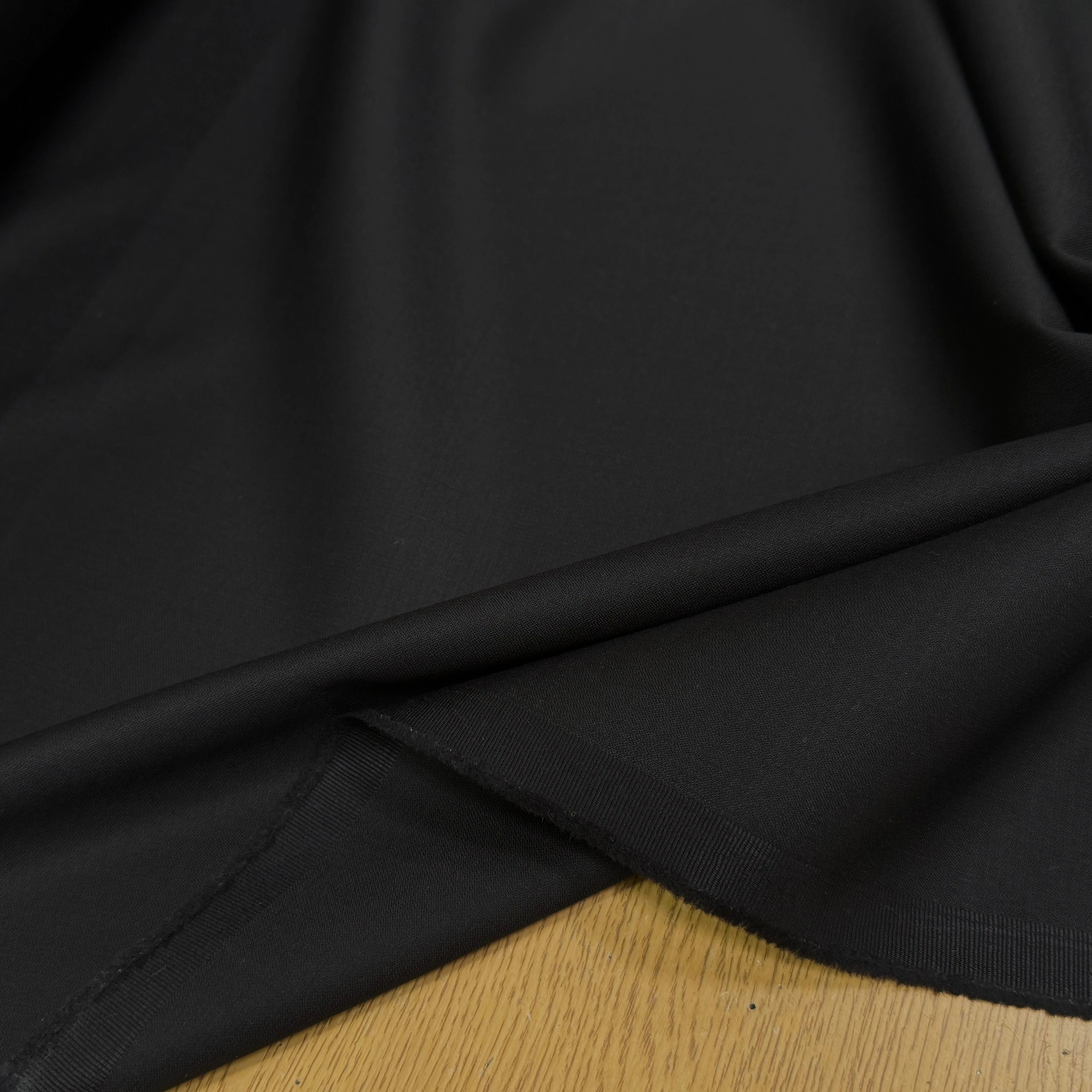 DRAPERIE DE LAINE TRÈS BELLE TENUE NOIR ULTRA BELLE - My Little Coupon