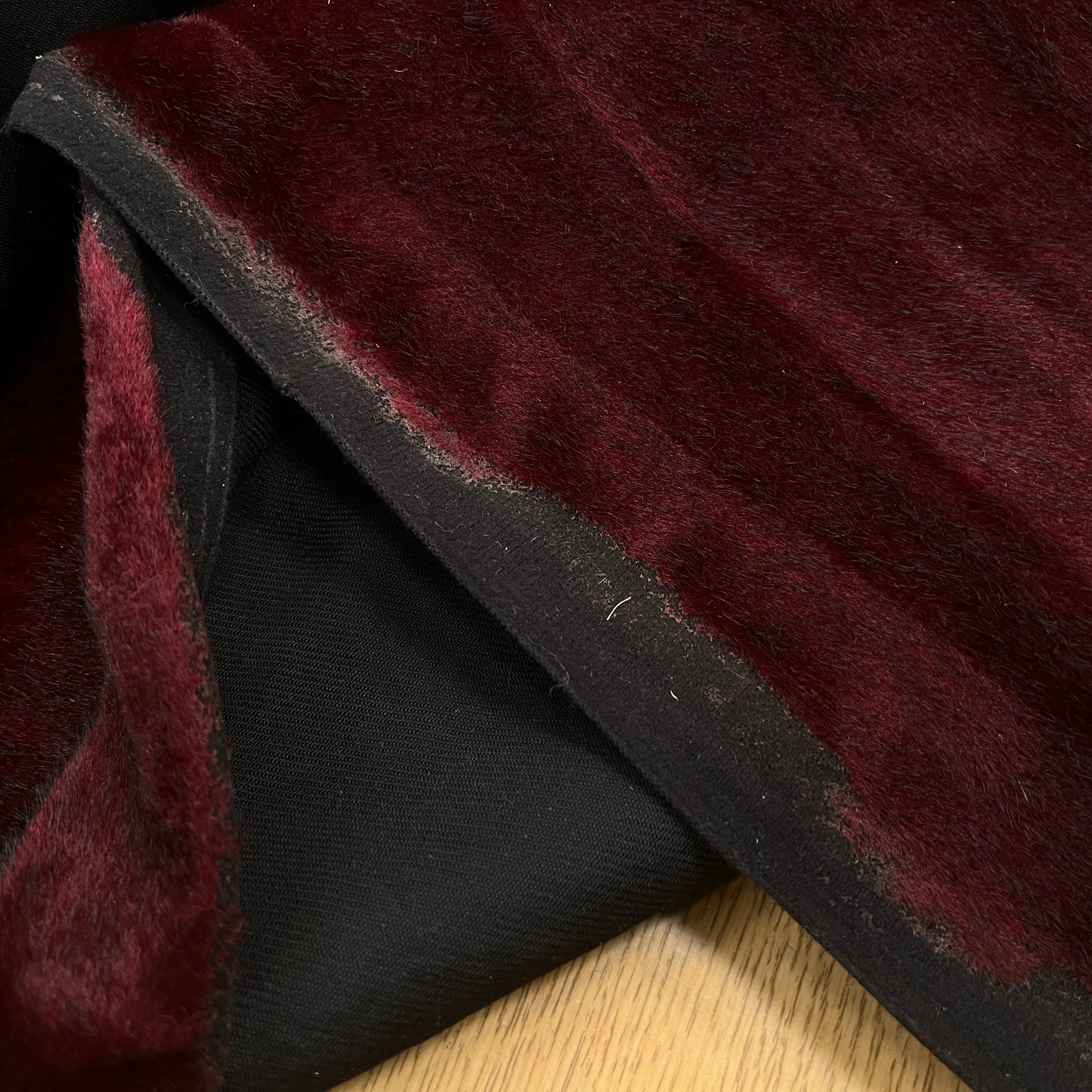 FAUSSE FOURRURE COULEUR VIN CONTRECOLLÉ 155CM - My Little Coupon