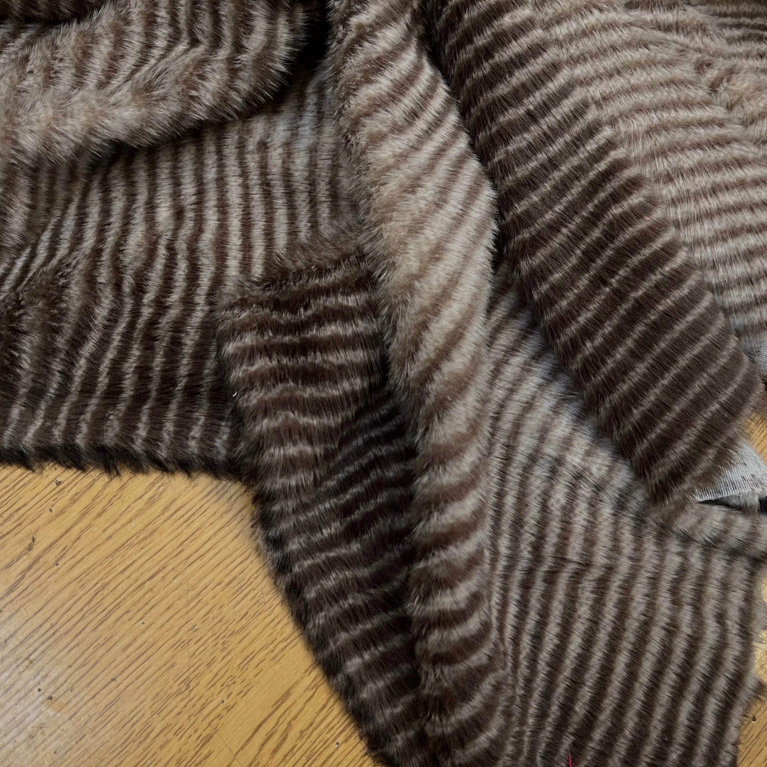 FAUSSE FOURRURE RAYURE MARRON BEIGE - My Little Coupon