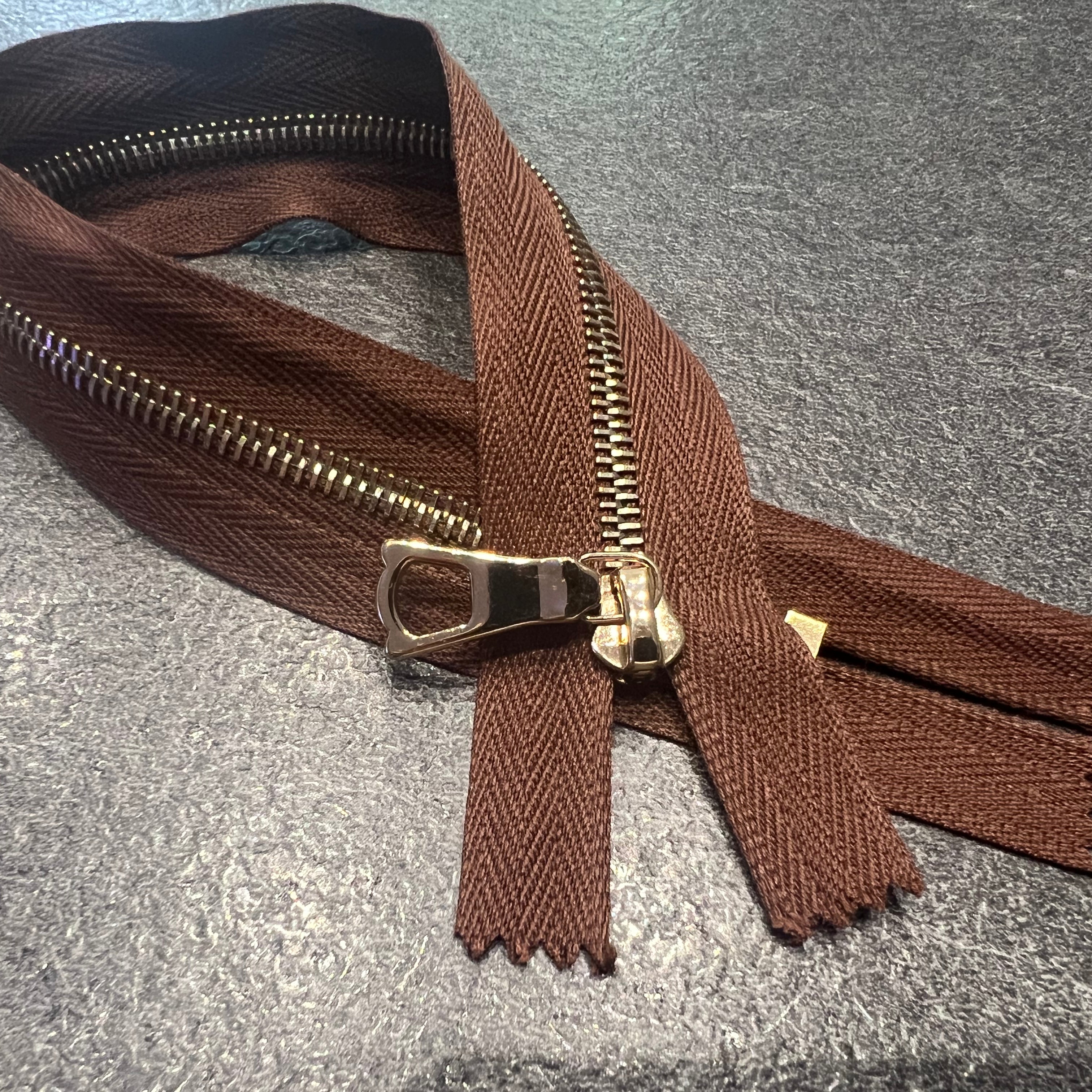 FERMETURE NON SÉPARABLE MARRON 25cm - My Little Coupon