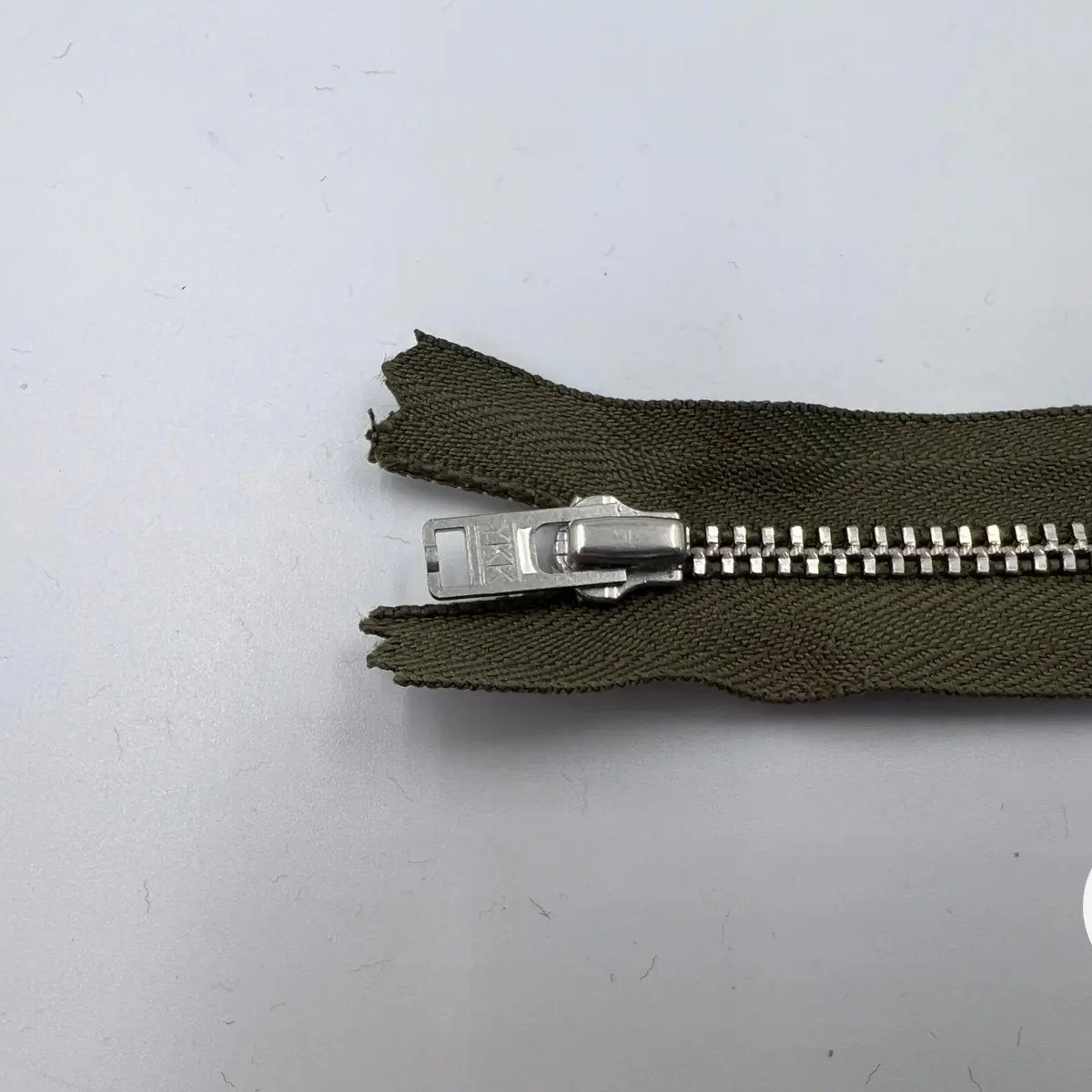 FERMETURE NON SÉPARABLE MÉTAL ARGENT COLORIS KAKI 10CM - My Little Coupon - tissu - coudre