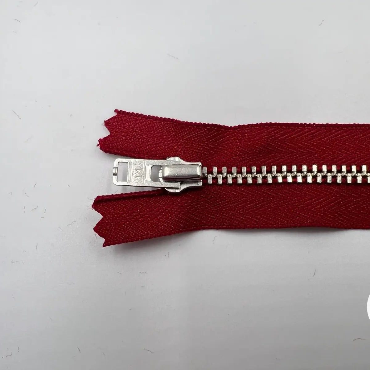 FERMETURE NON SÉPARABLE METAL ARGENT COLORIS ROUGE VIN 12CM - My Little Coupon - tissu - coudre