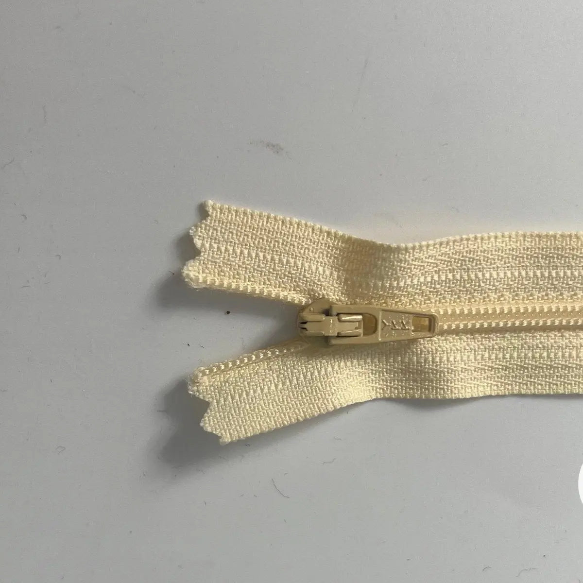 FERMETURE NON SÉPARABLE POLYESTER COLORIS JAUNE PÂLE 12CM - My Little Coupon - tissu - coudre