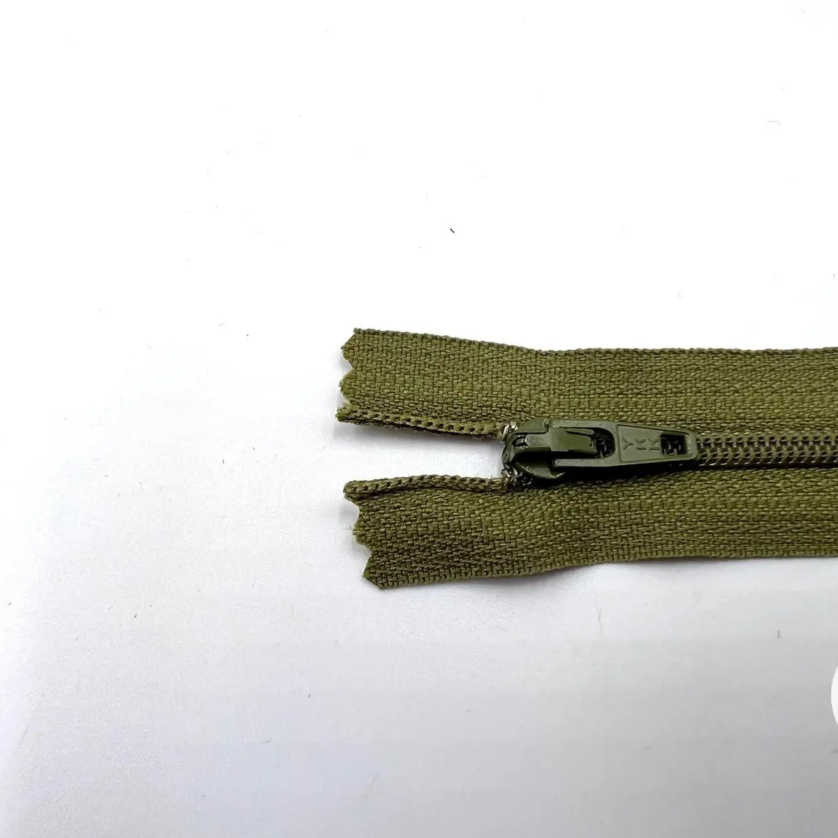 FERMETURE NON SÉPARABLE POLYESTER COLORIS VERT OLIVE 12CM - My Little Coupon - tissu - coudre