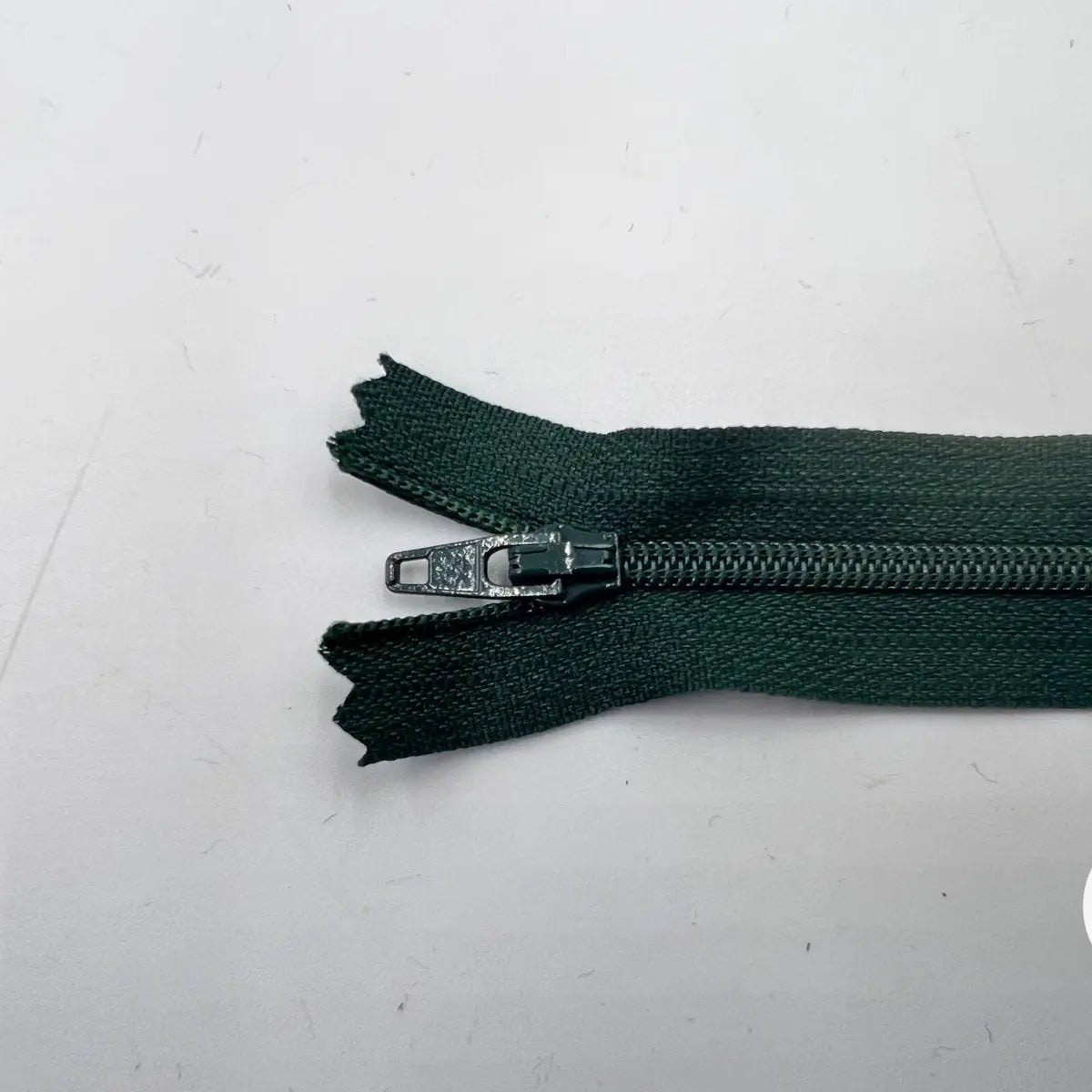 FERMETURE NON SÉPARABLE POLYESTER COLORIS VERT SAPIN 10CM - My Little Coupon - tissu - coudre