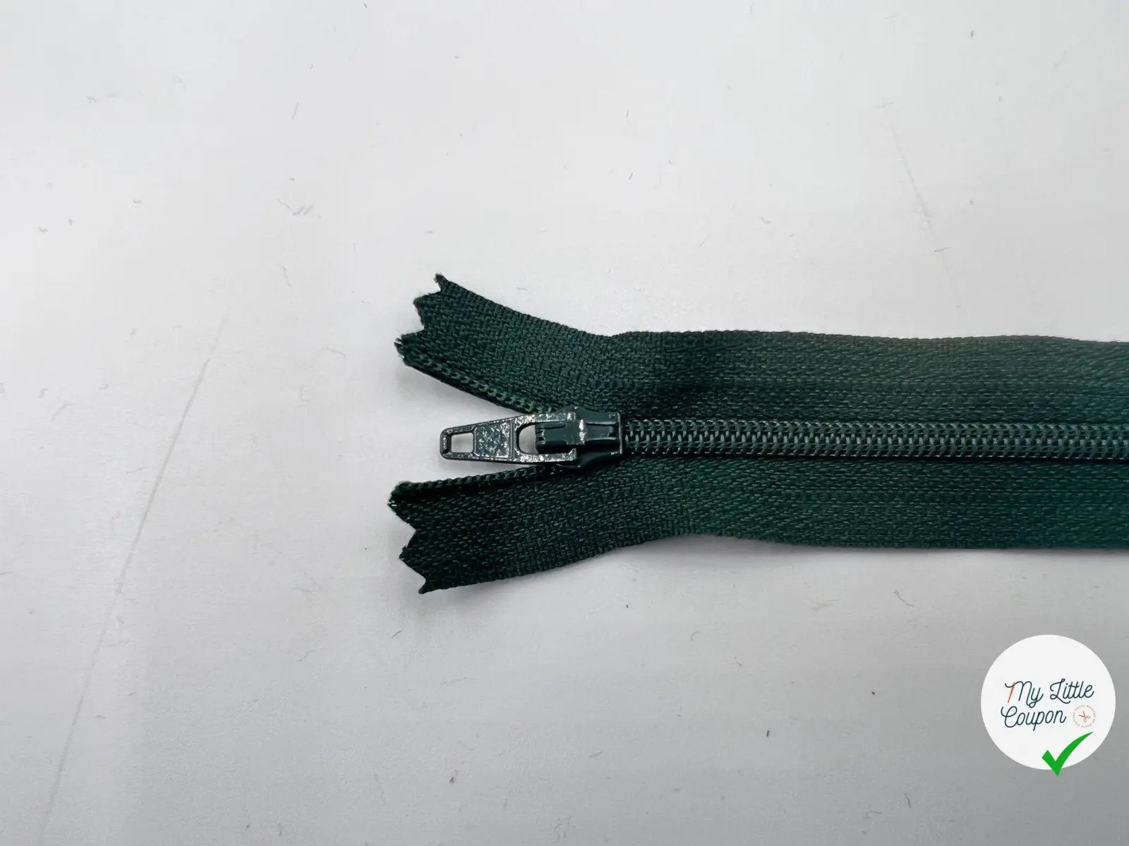 FERMETURE NON SÉPARABLE POLYESTER COLORIS VERT SAPIN 12CM - My Little Coupon - tissu - coudre
