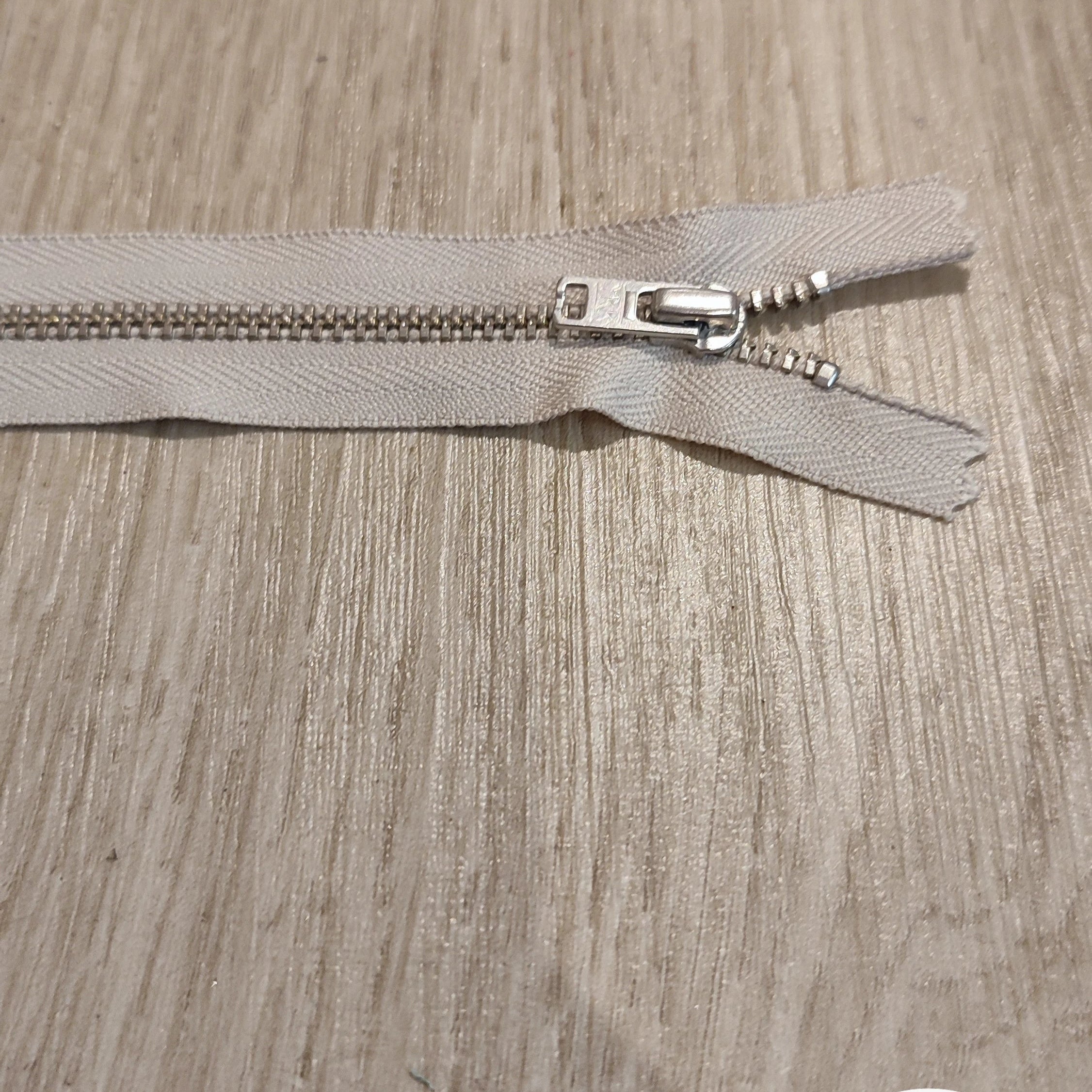 FERMETURE RIRI MÉTAL NON SÉPARABLE 12CM BLANC FONCÉ - My Little Coupon